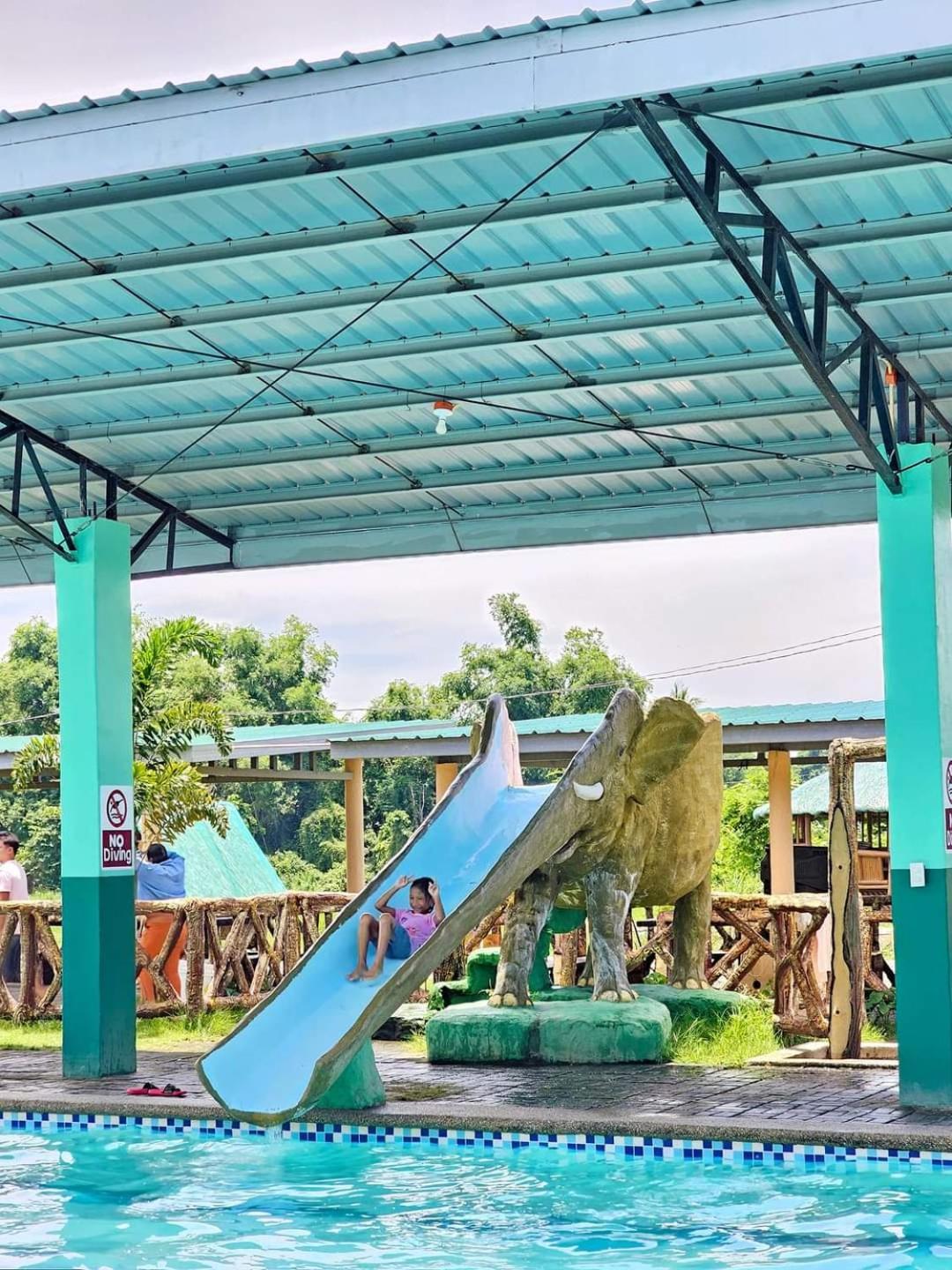 IZZY RIVERFRON RESORt