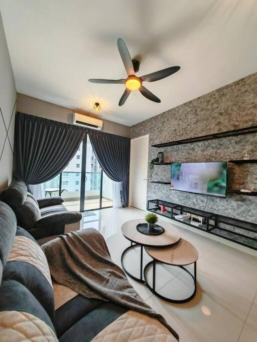 Industry Design Symphony Tower 3-Bedroom with Netflix & Wi-Fi photo 1