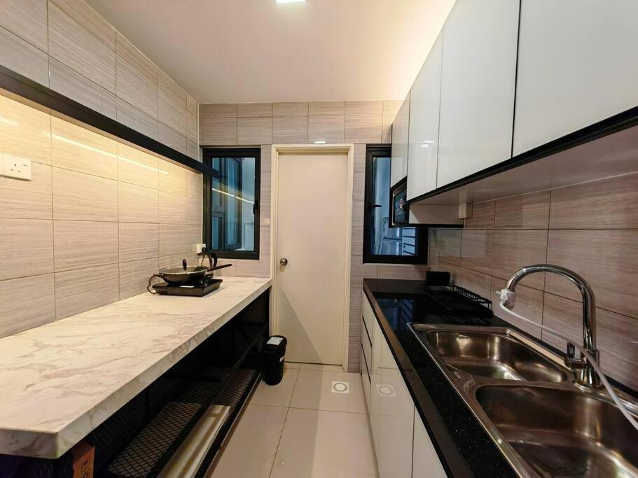 Industry Design Symphony Tower 3-Bedroom with Netflix & Wi-Fi photo 3