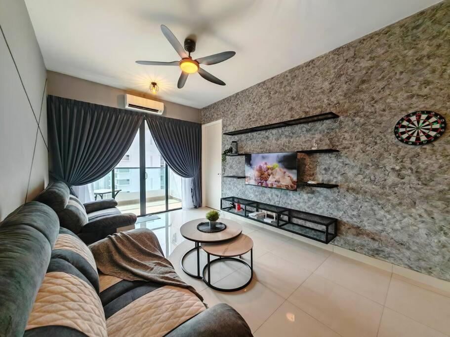 Industry Design Symphony Tower 3-Bedroom with Netflix & Wi-Fi photo 4