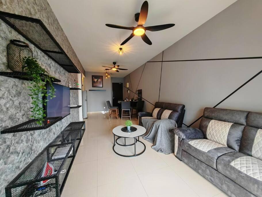 Industry Design Symphony Tower 3-Bedroom with Netflix & Wi-Fi photo 6