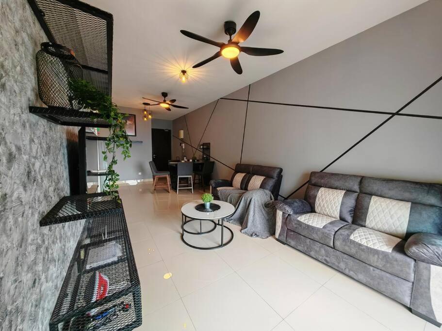Industry Design Symphony Tower 3-Bedroom with Netflix & Wi-Fi photo 7