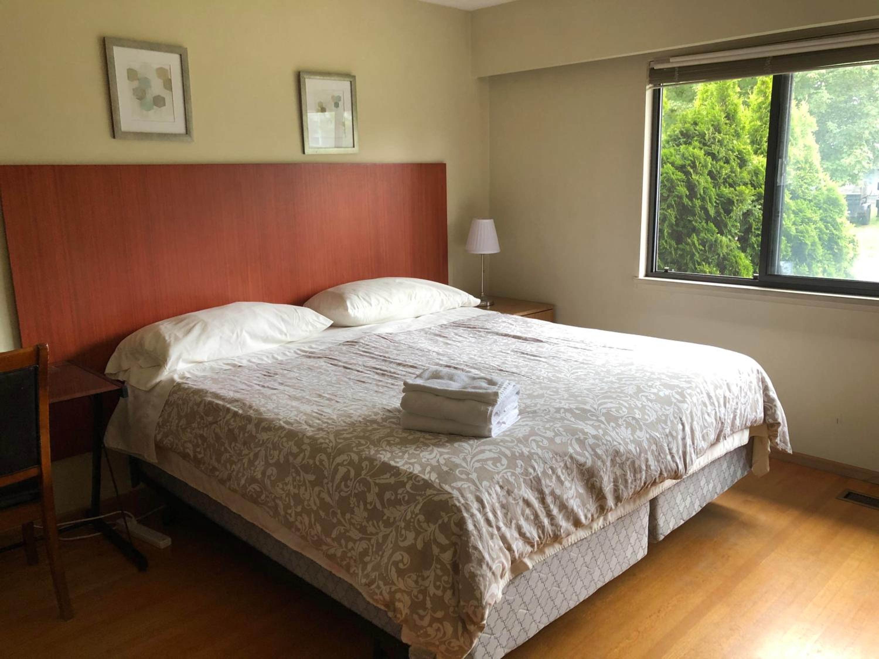 Comfort cottage guest house near subway station, bus and downtown