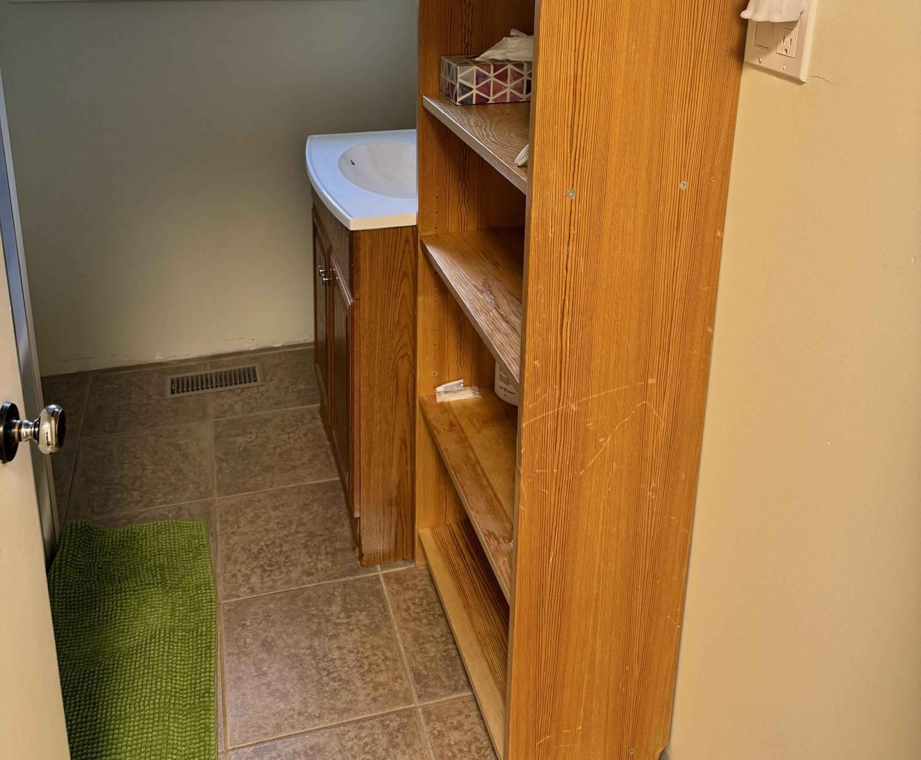 Comfort cottage guest house near subway station, bus and downtown