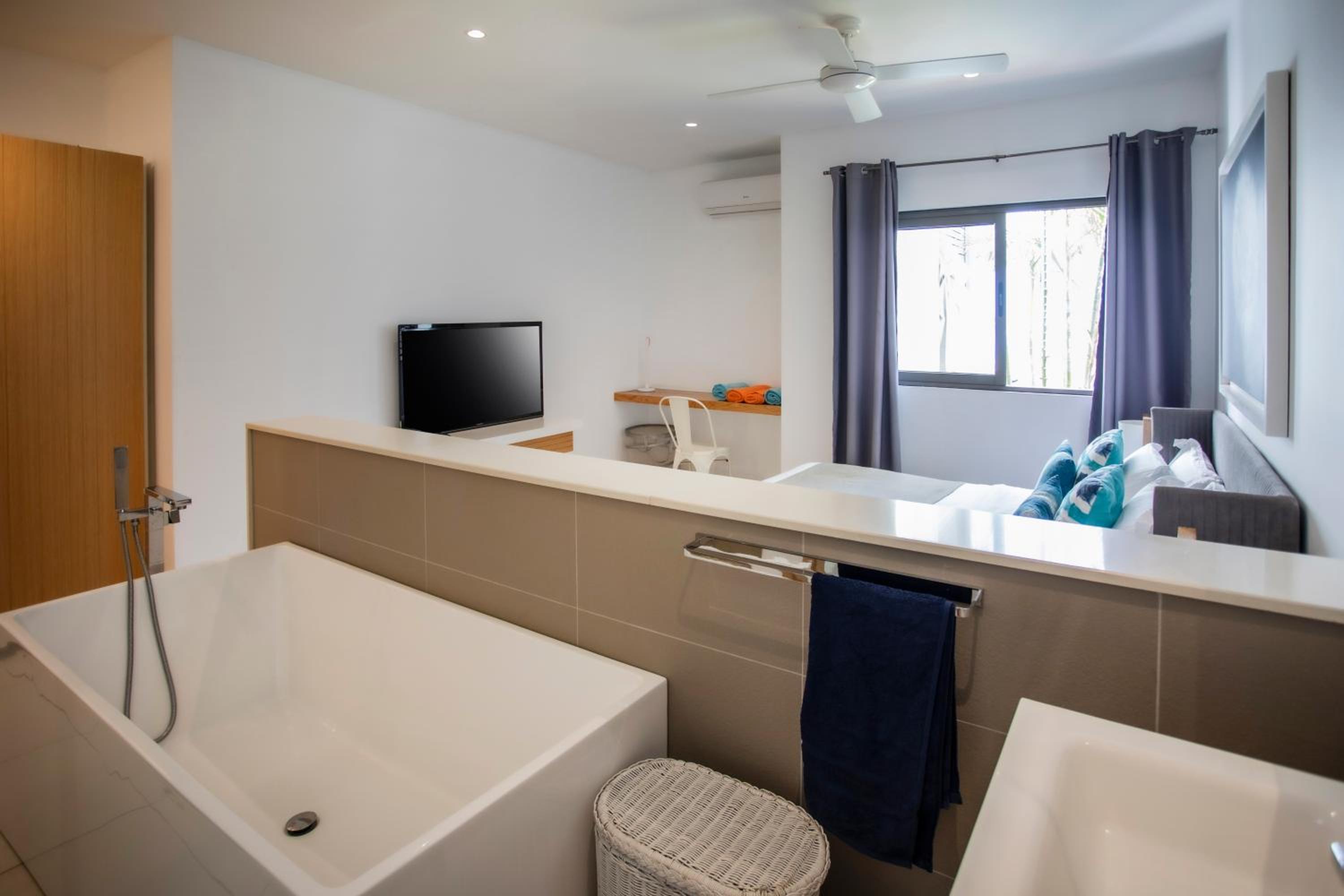 Appartement 3 chambres pied dans l'eau avec plage et grande piscine view 4