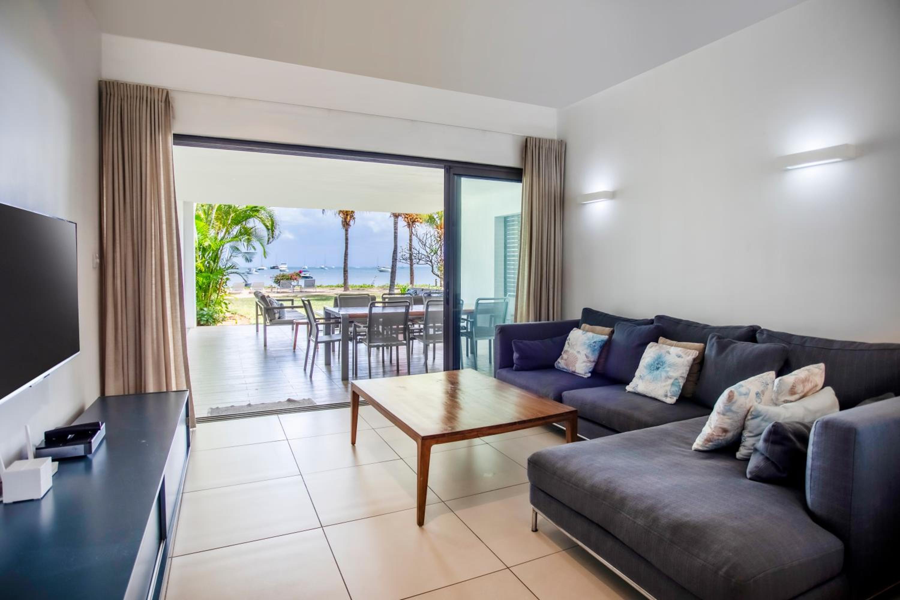 Appartement 3 chambres pied dans l'eau avec plage et grande piscine view 5