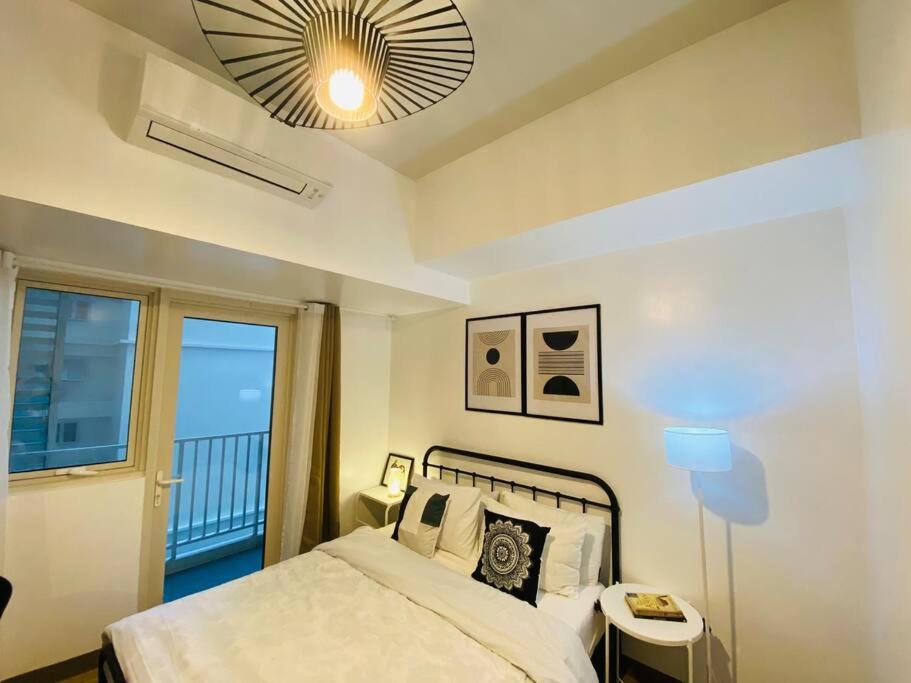 Park Mckinley West 1BR Balcony near BGC Makati Airport view 2