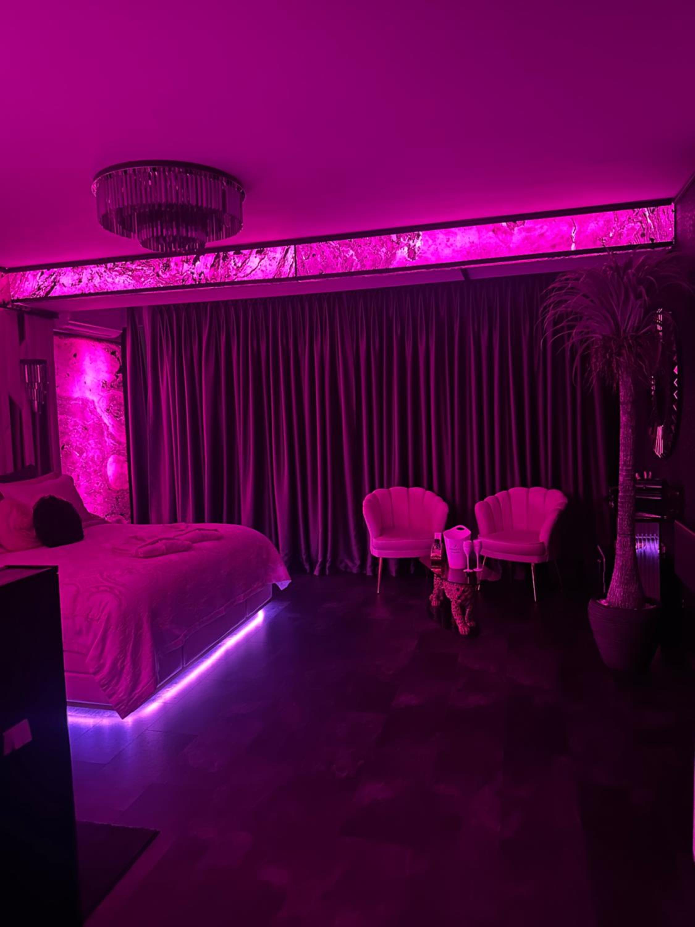 Love Room Secret-private jacuzzi spa & cinéma Bucuresti view 5