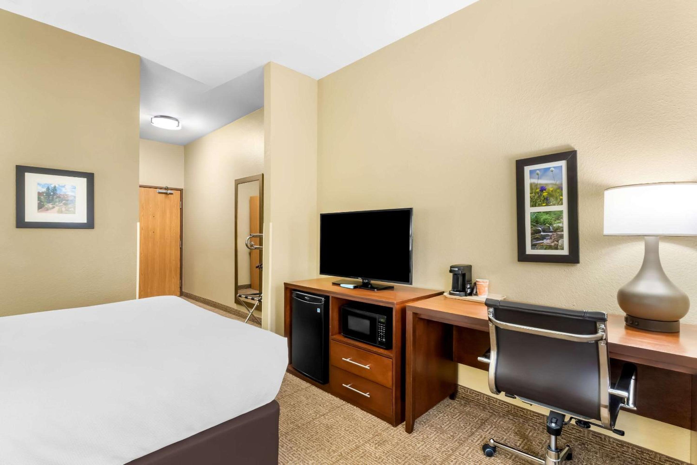 Laramie Vacations - Comfort Inn  Suites Near University of Wyoming - Property Image 8