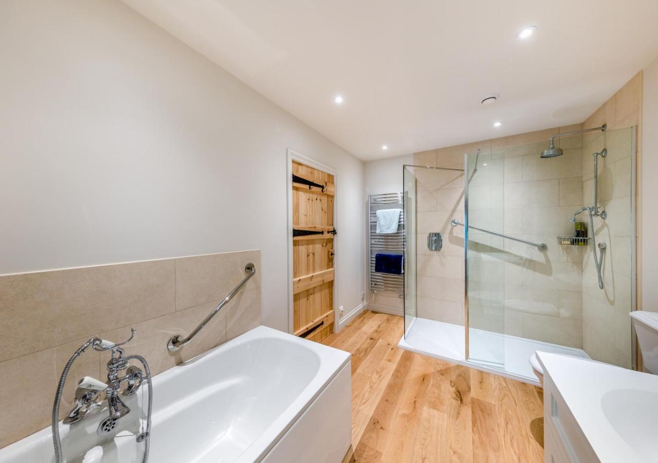 4 Bed in Derwenlas oc-c29244