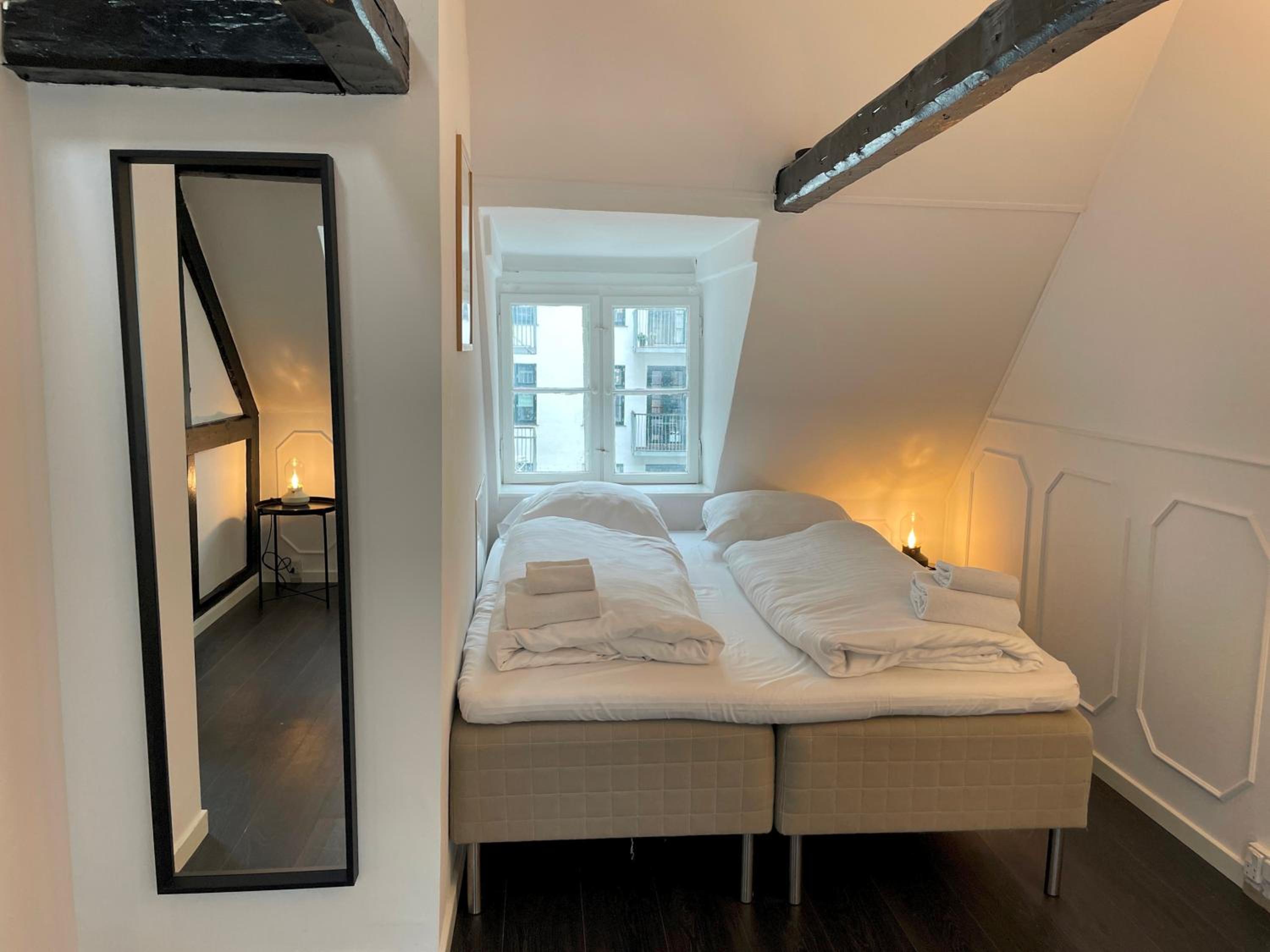 Designer Loft - Direct Marble Church Views view 3