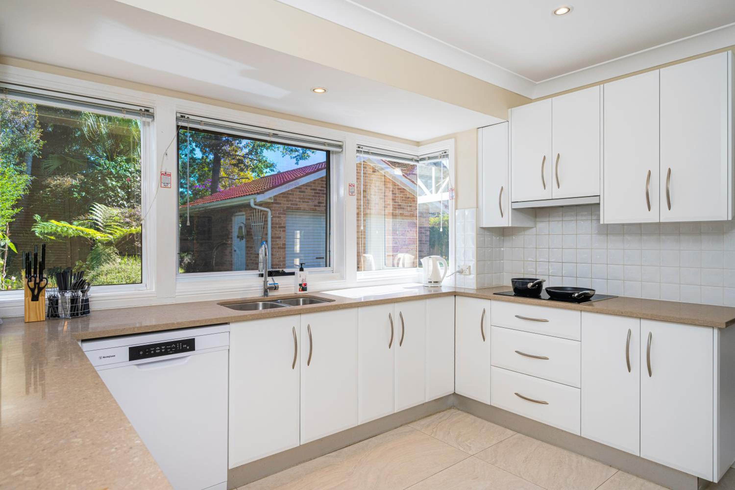Turramurra Spacious 6Br House close to Train Parks
