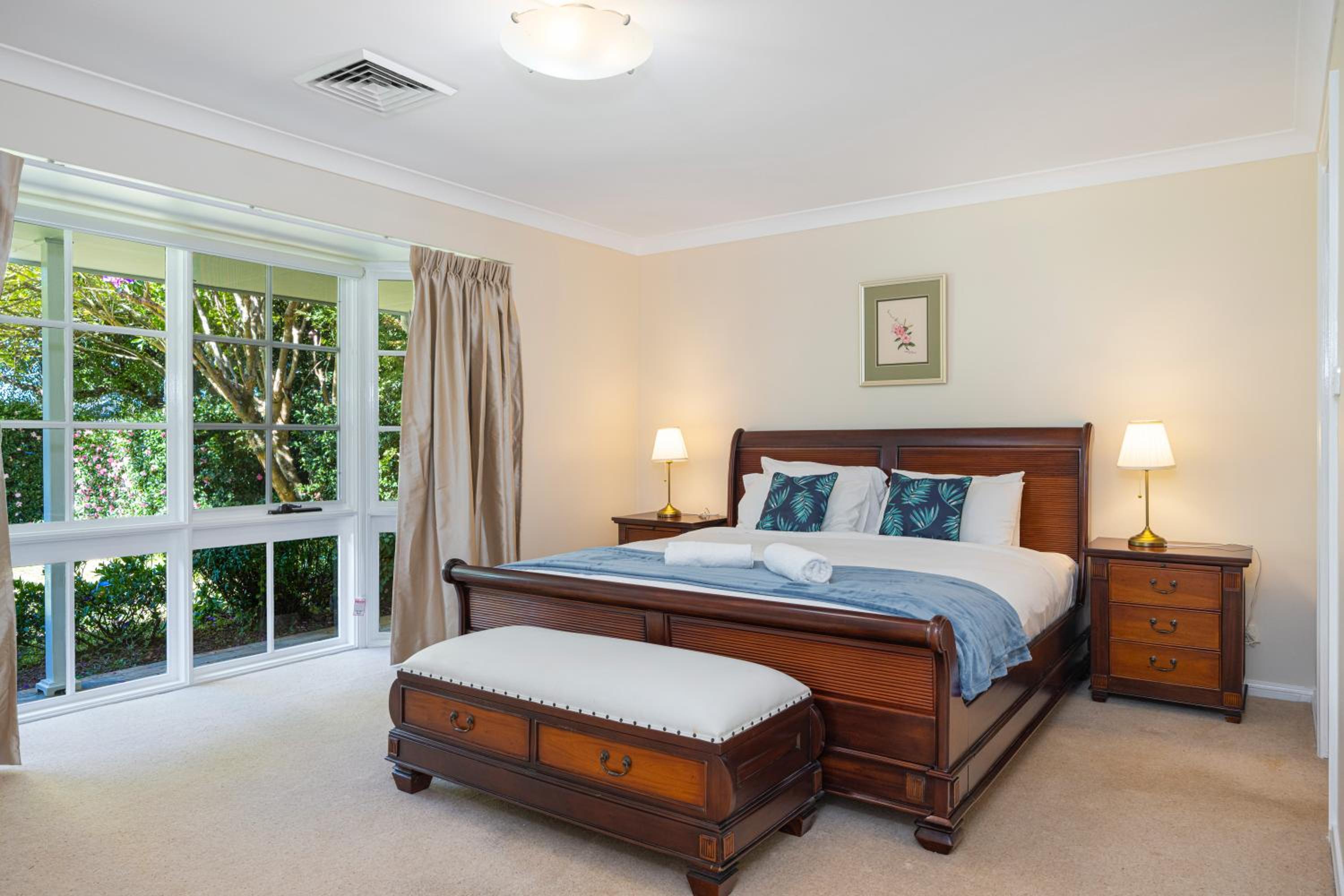 Turramurra Spacious 6Br House close to Train Parks