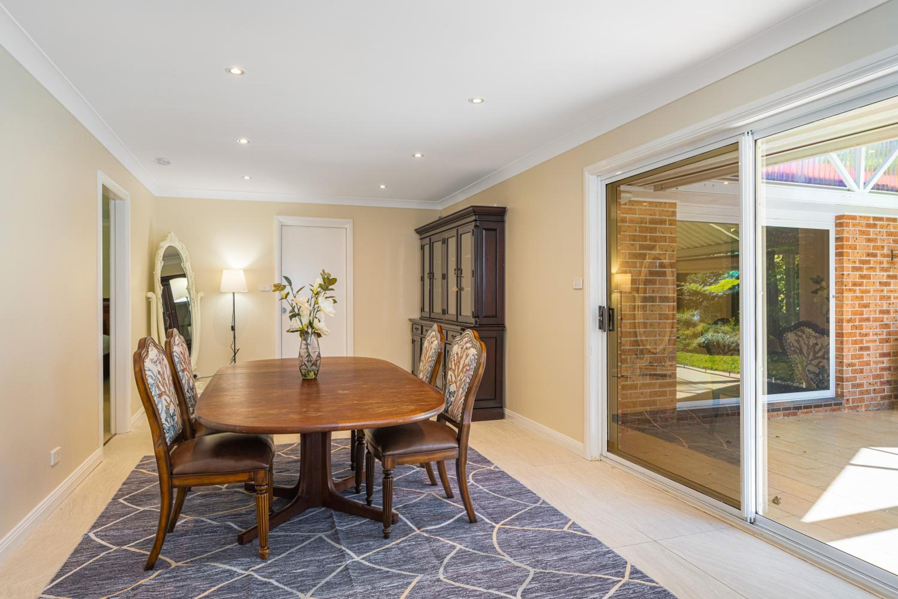 Turramurra Spacious 6Br House close to Train Parks