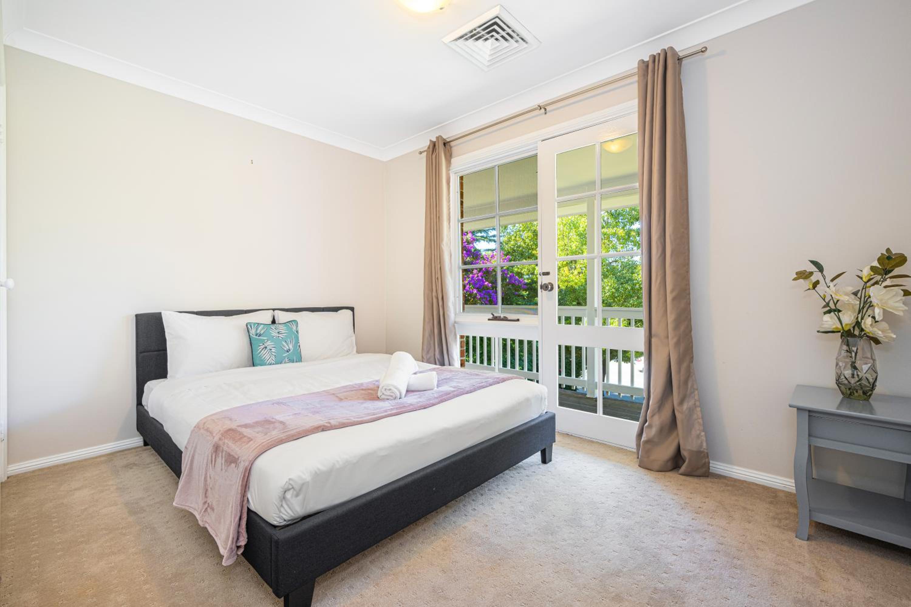 Turramurra Spacious 6Br House close to Train Parks