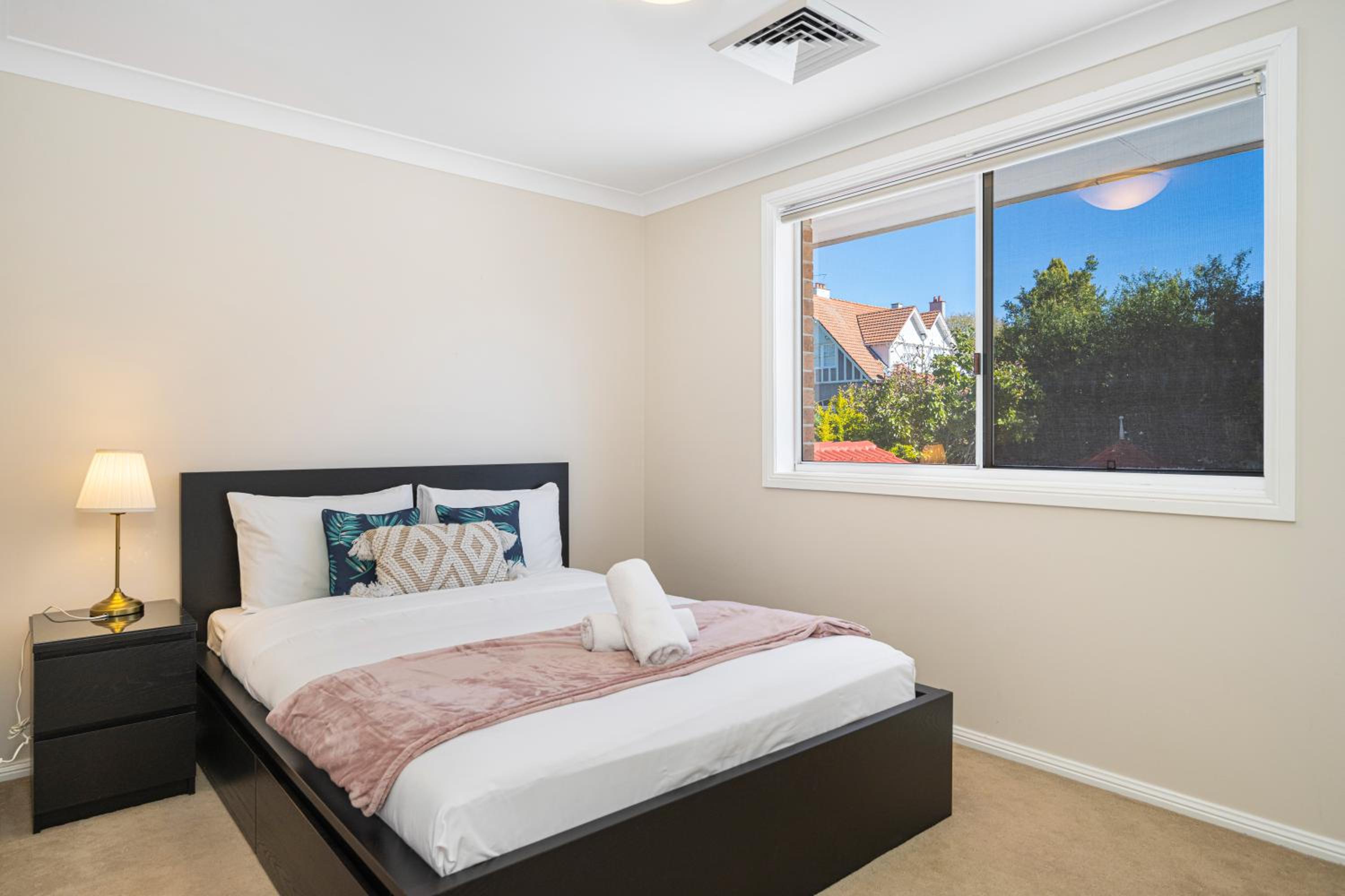 Turramurra Spacious 6Br House close to Train Parks