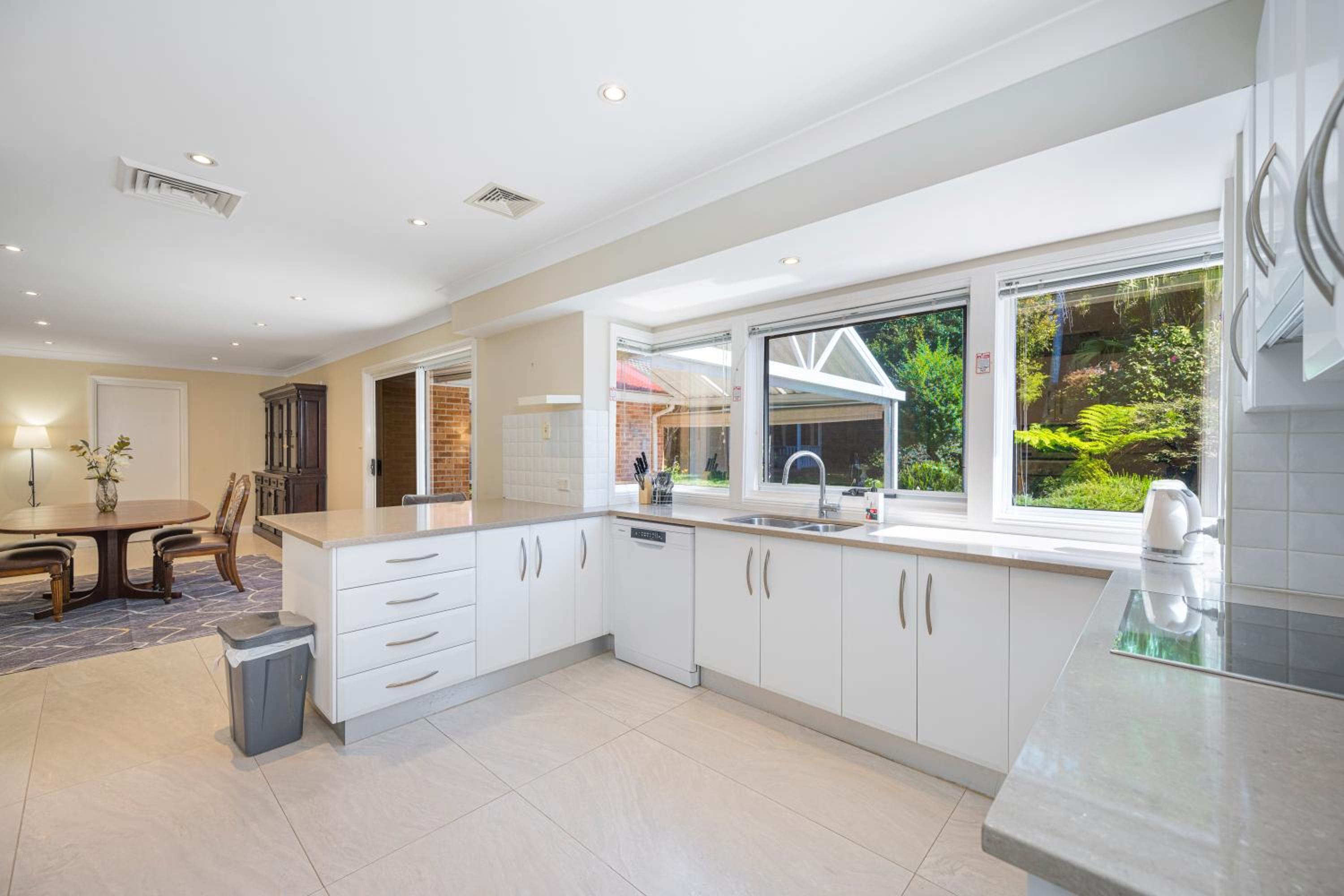 Turramurra Spacious 6Br House close to Train Parks
