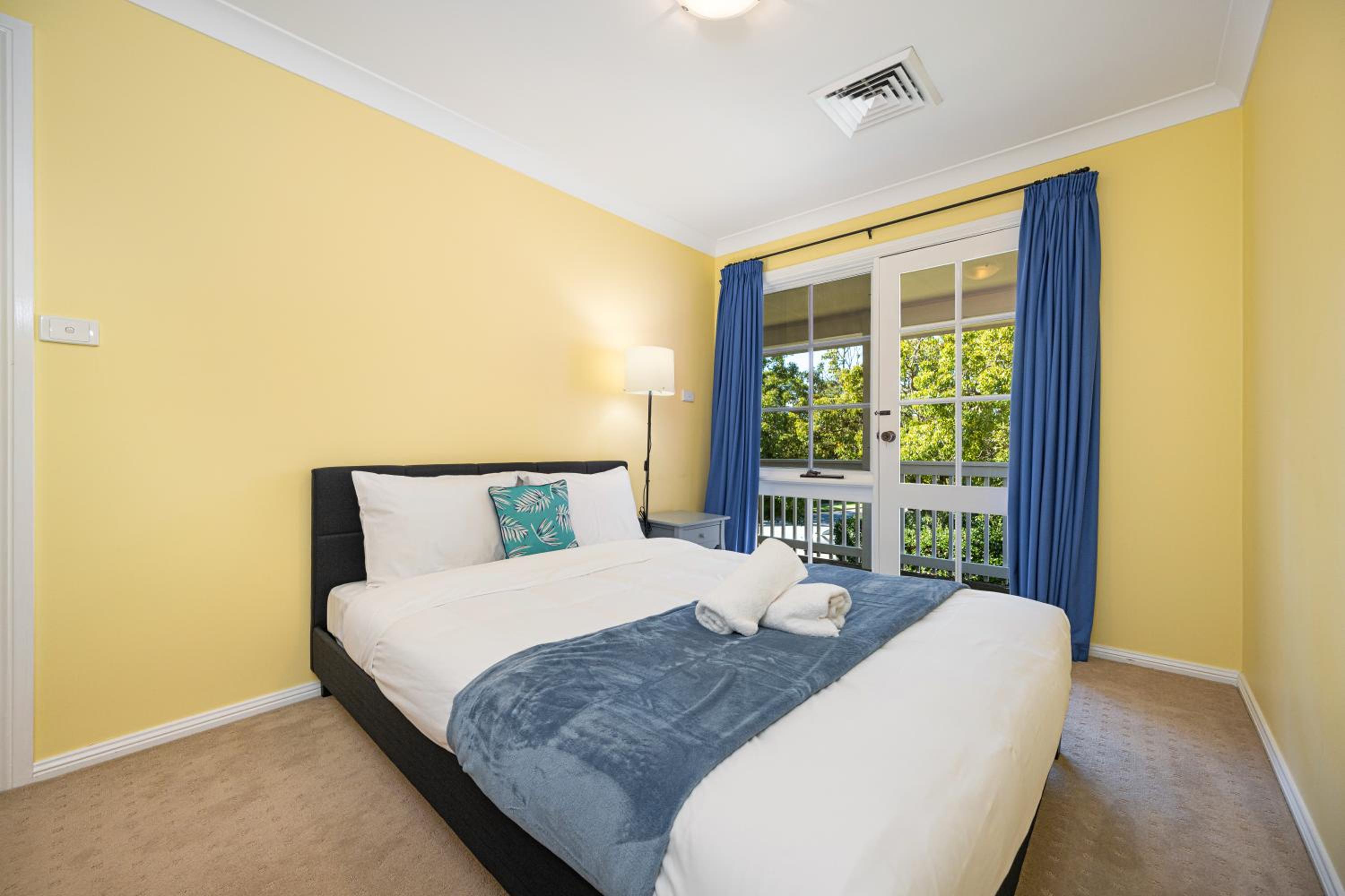 Turramurra Spacious 6Br House close to Train Parks