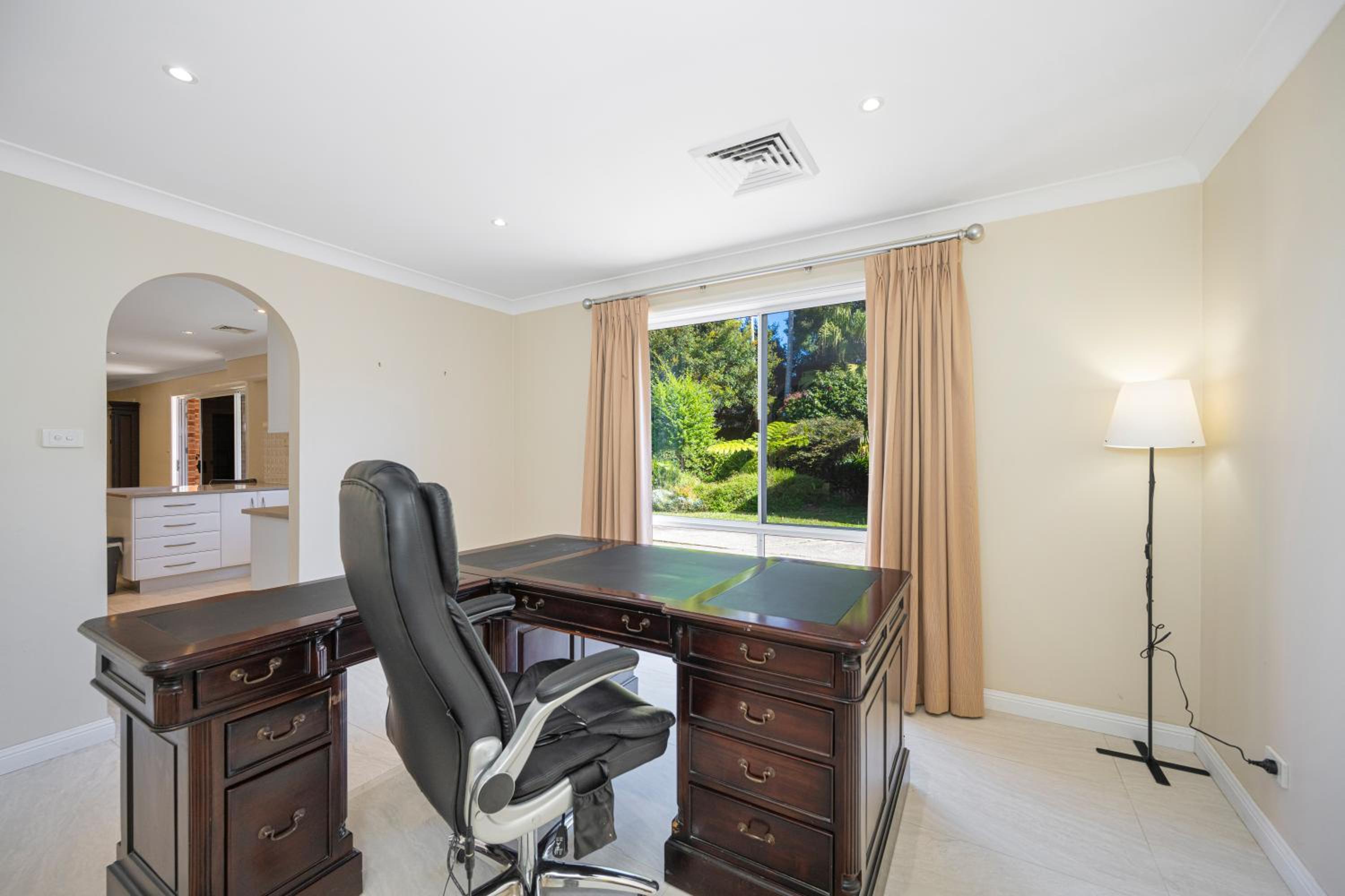 Turramurra Spacious 6Br House close to Train Parks