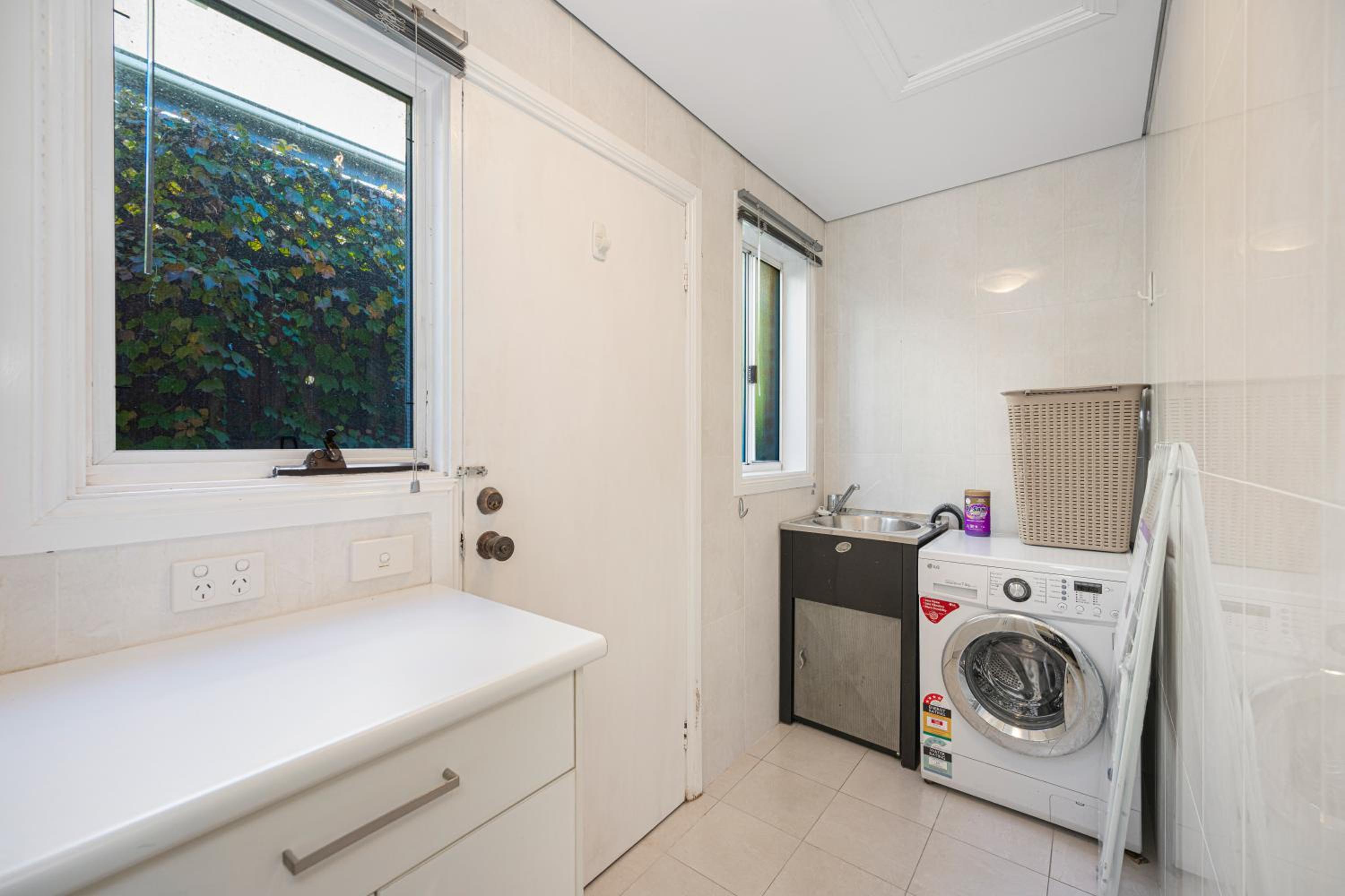 Turramurra Spacious 6Br House close to Train Parks