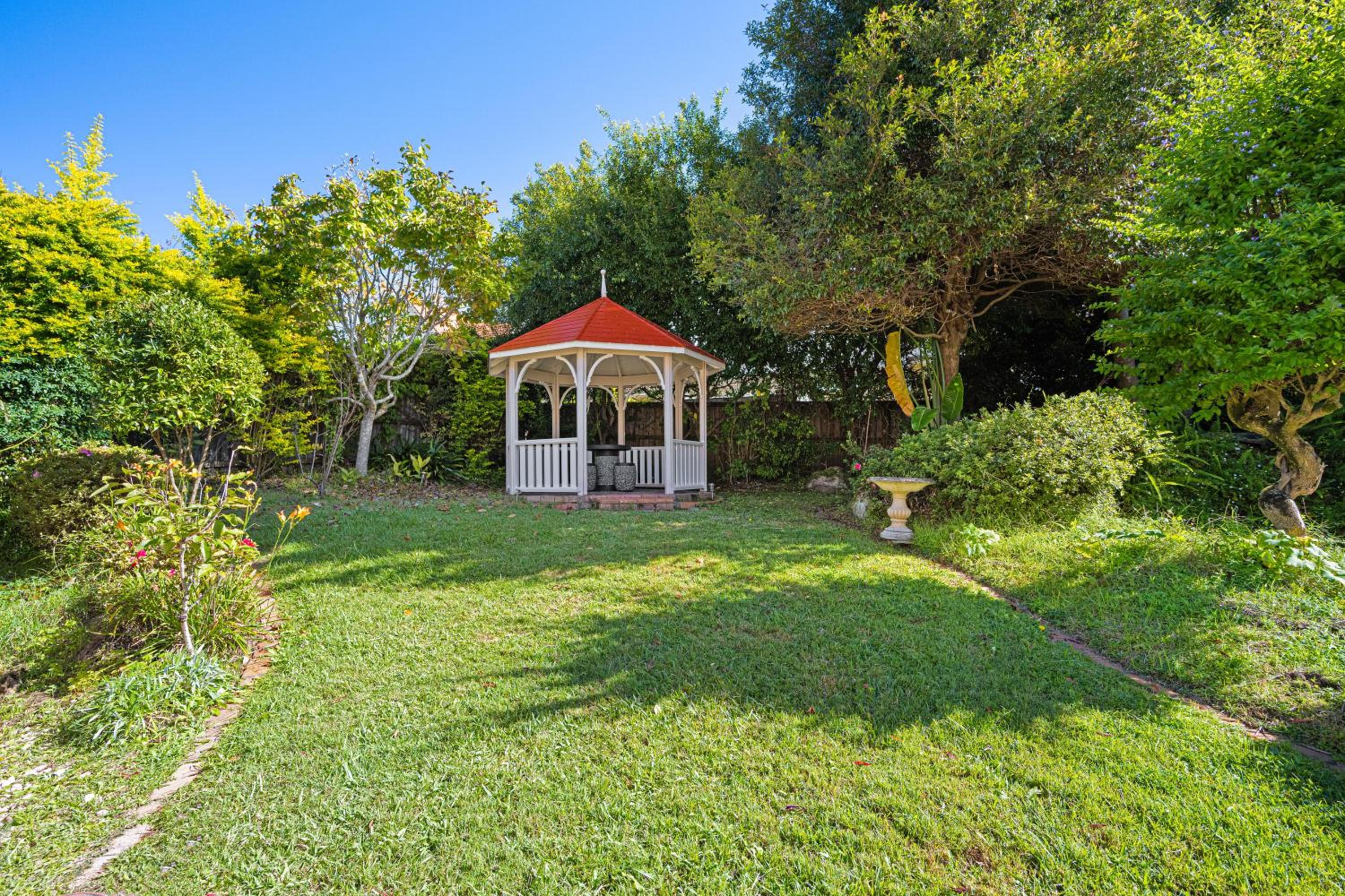 Turramurra Spacious 6Br House close to Train Parks