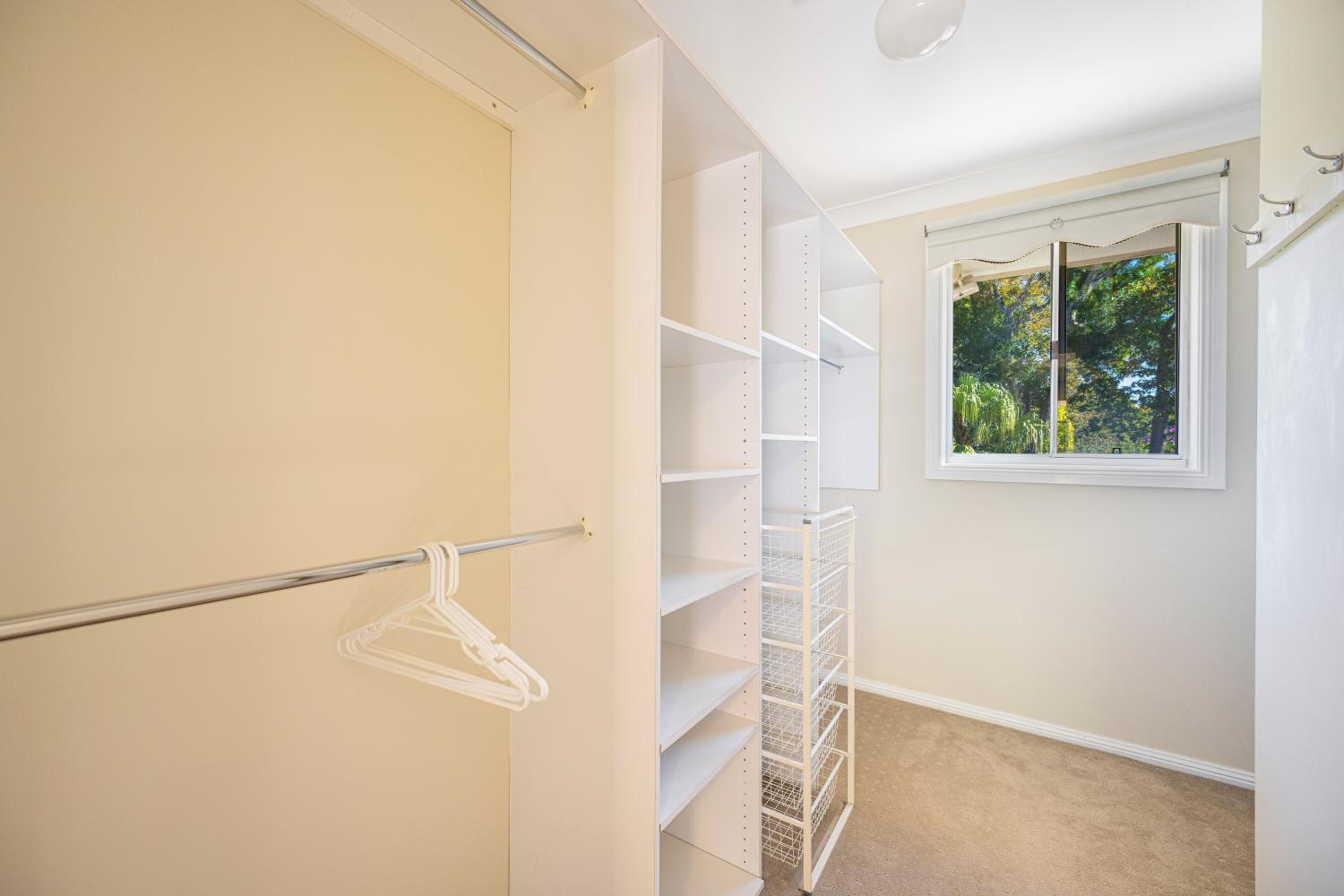 Turramurra Spacious 6Br House close to Train Parks