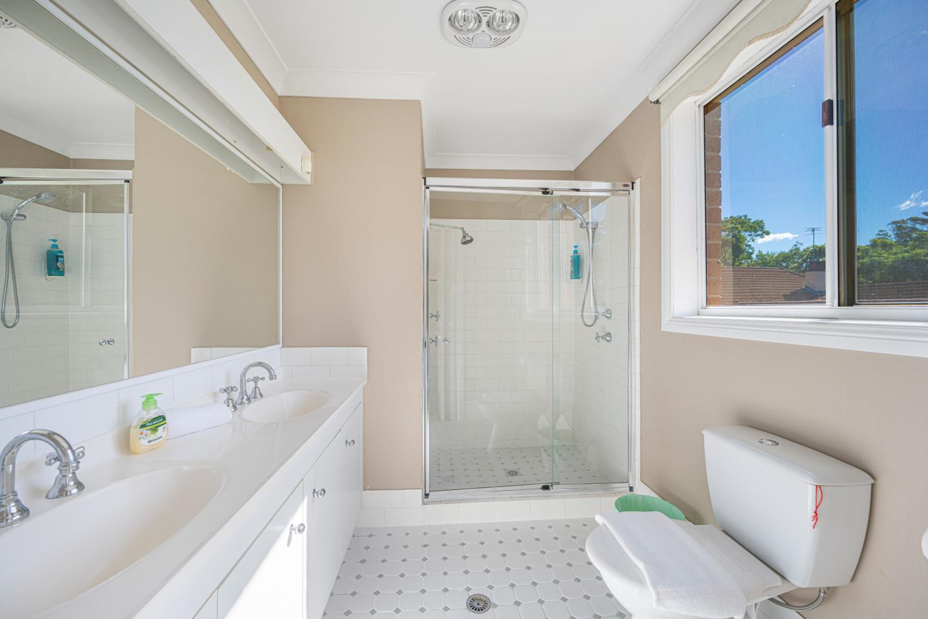 Turramurra Spacious 6Br House close to Train Parks