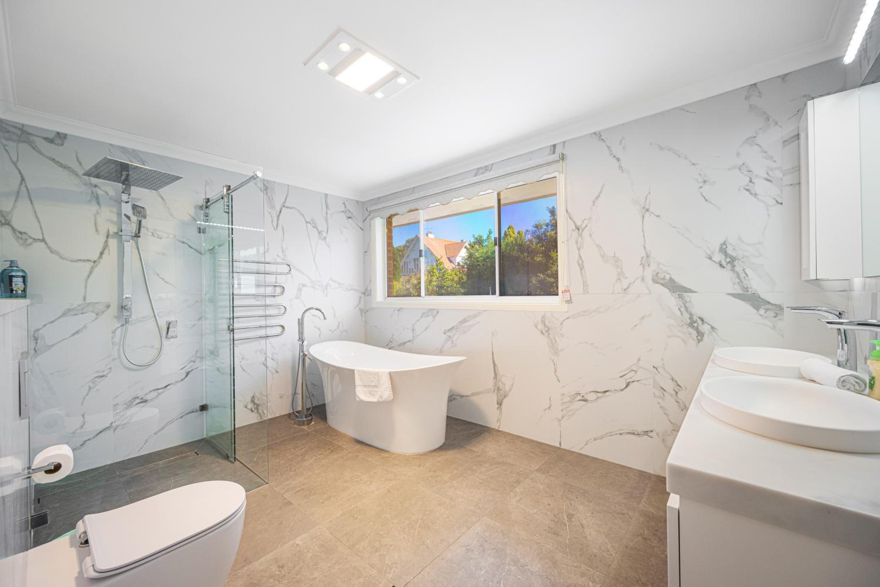 Turramurra Spacious 6Br House close to Train Parks
