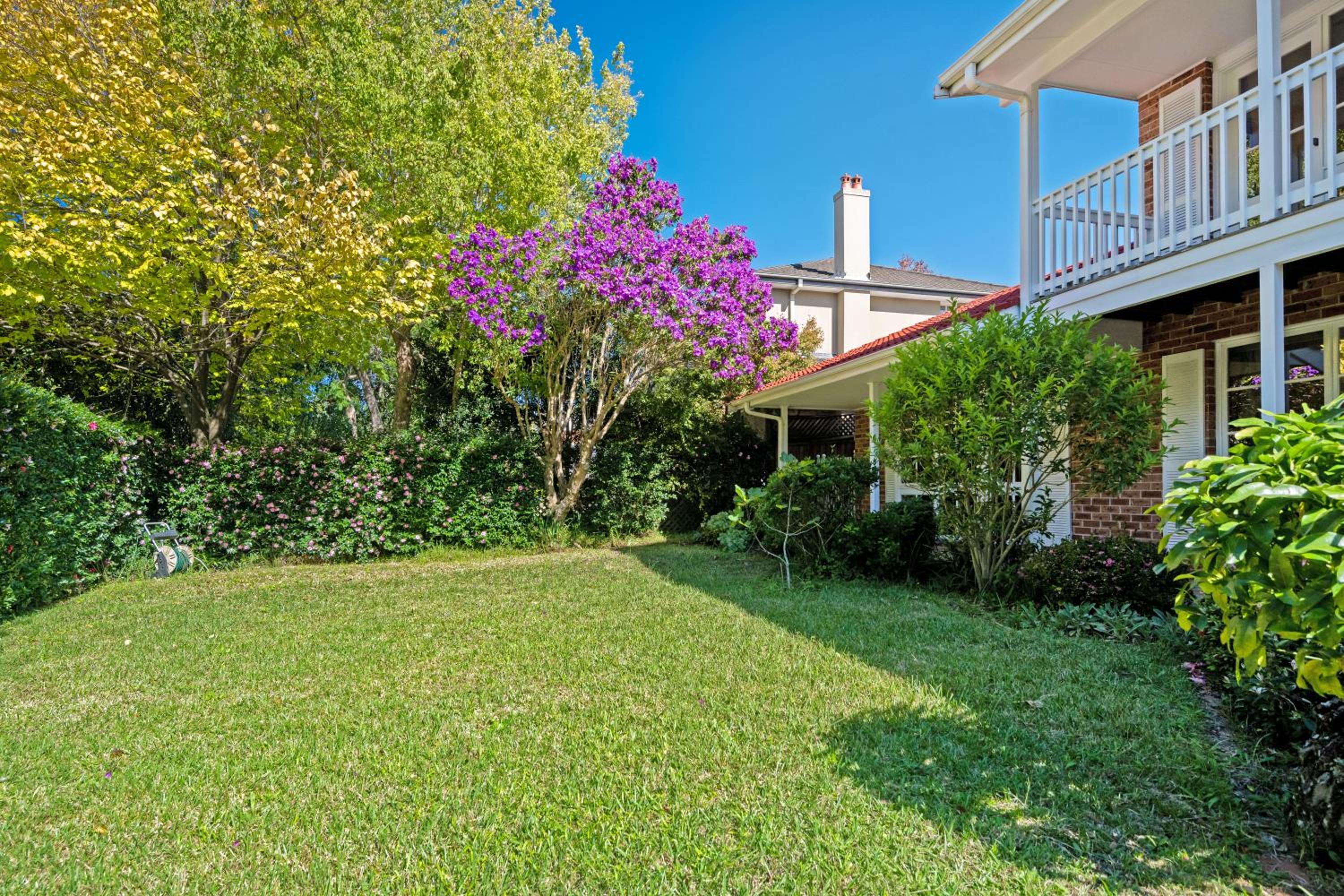 Turramurra Spacious 6Br House close to Train Parks