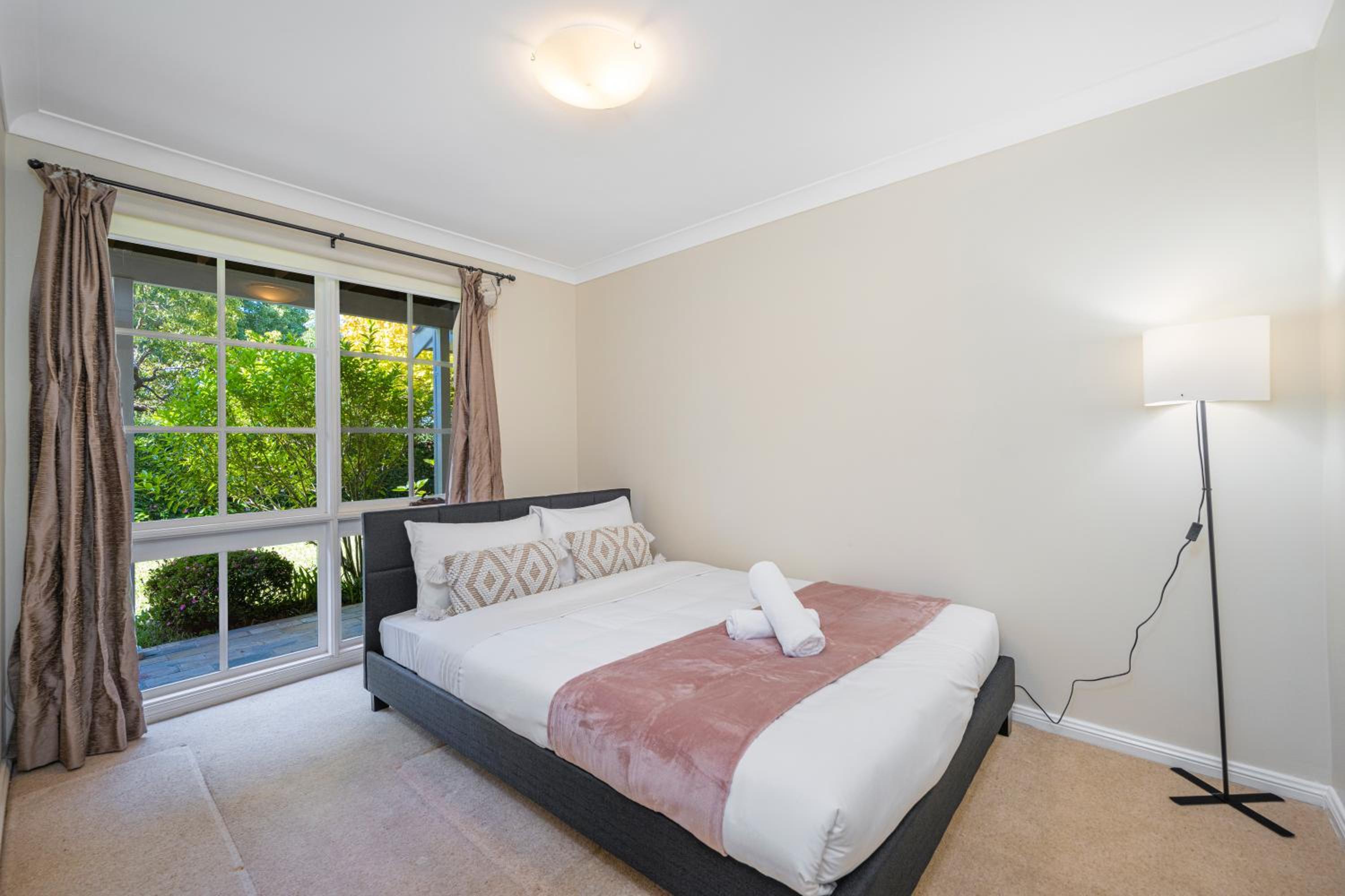 Turramurra Spacious 6Br House close to Train Parks