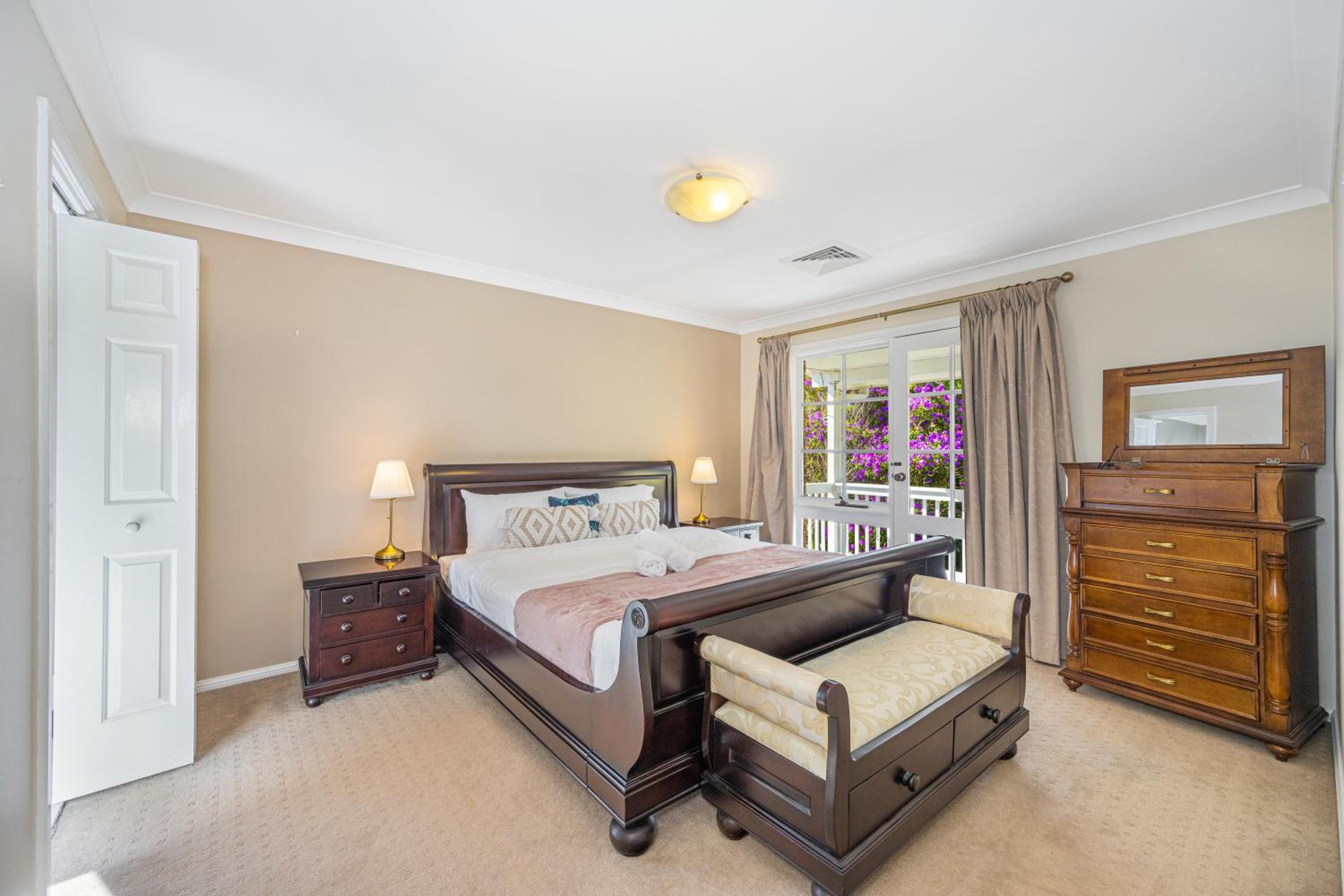 Turramurra Spacious 6Br House close to Train Parks