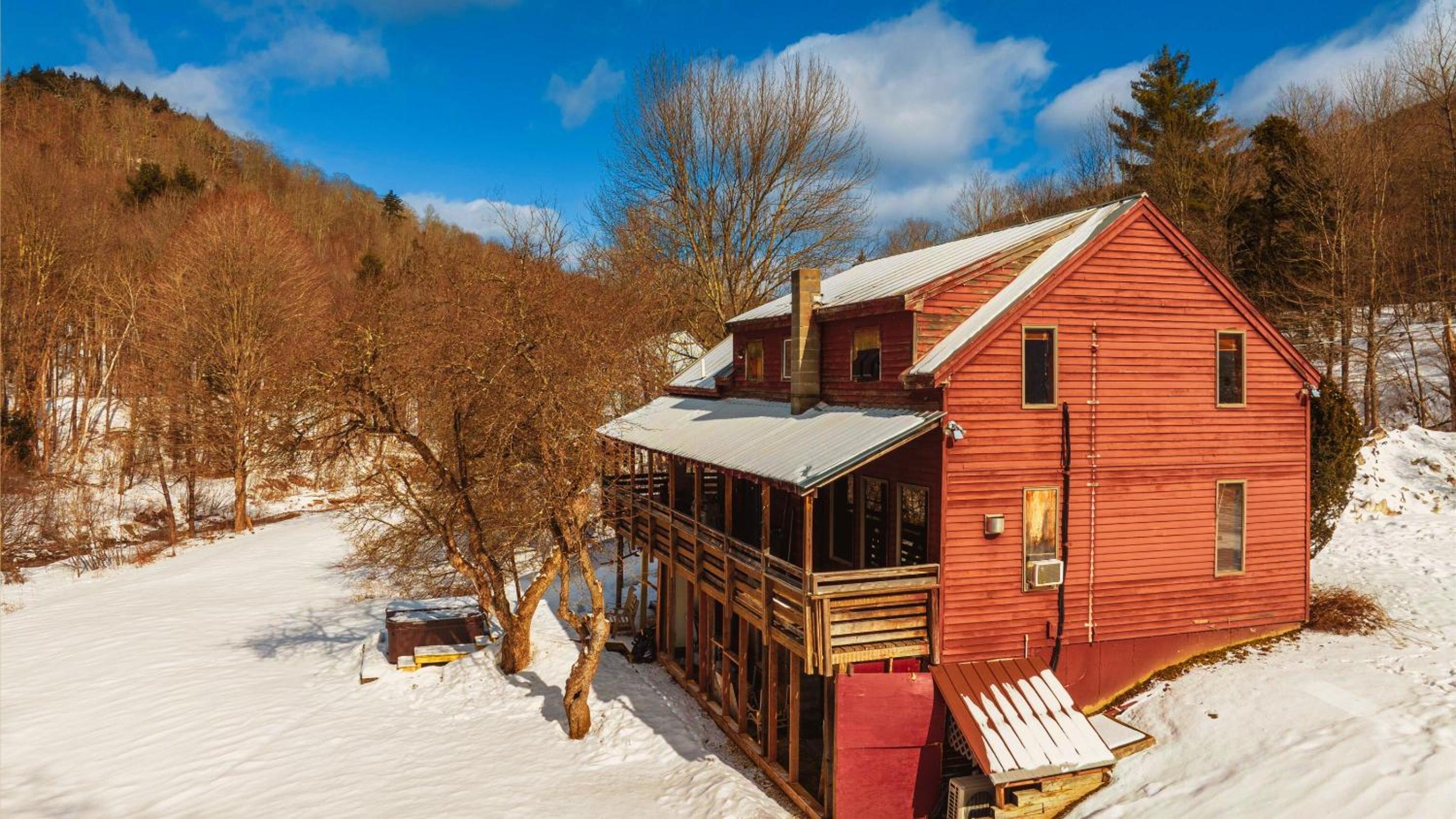 4 Bedroom House in Vermont with Hot Tub view 2