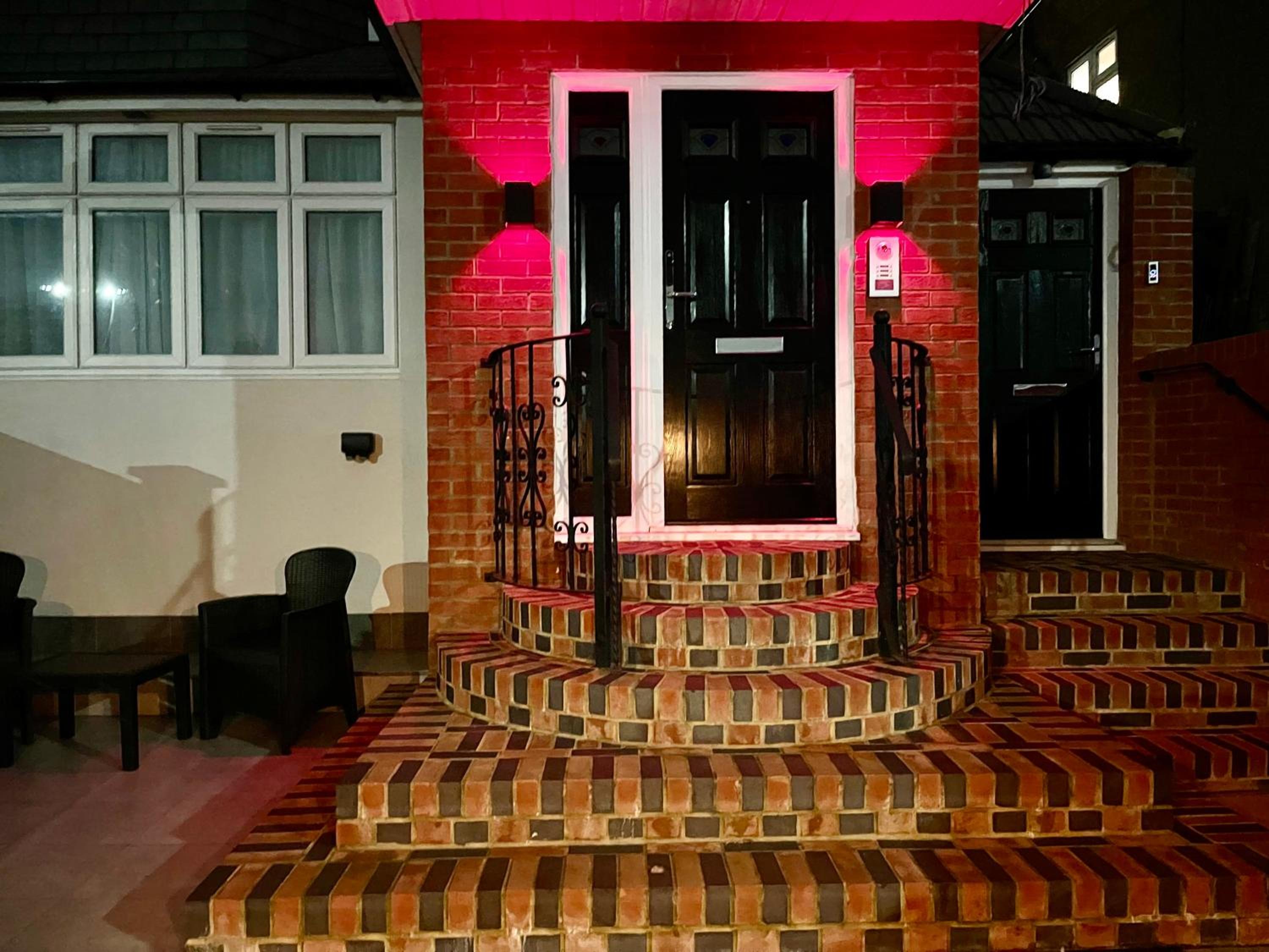 Luxury En-suite 6 Bedroom House - West London