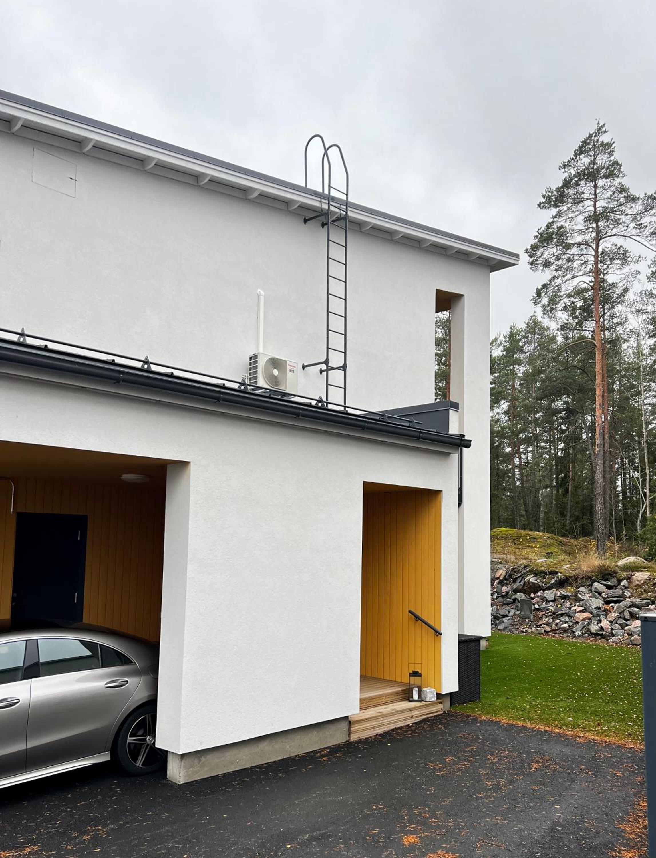 Upea ja hyvin varusteltu paritalohuoneisto lähellä merenrantaa