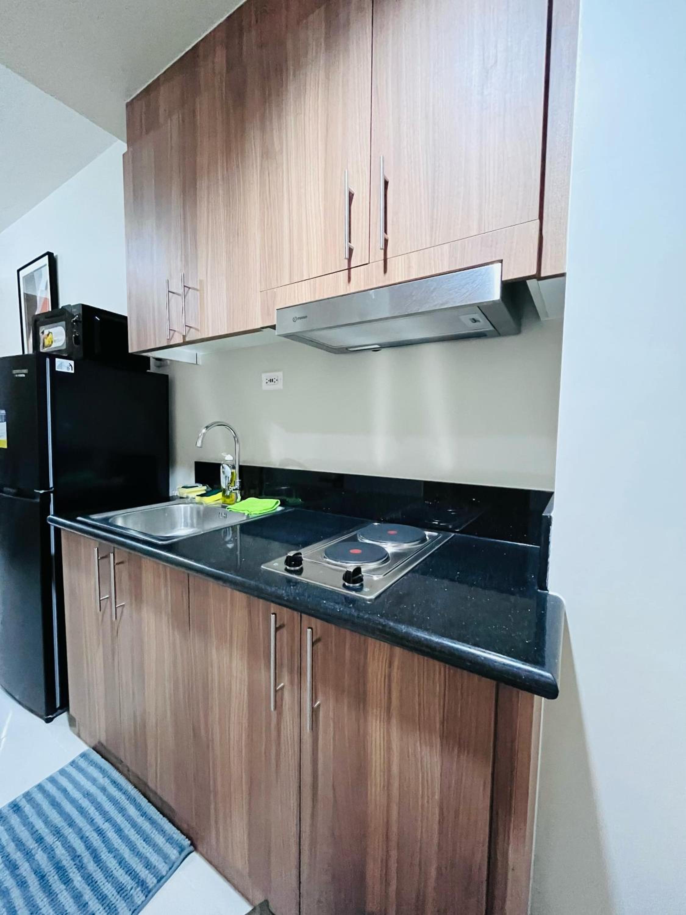 Modern City Escape Near MOA and Airport with Balcony and Fast WiFi view 5