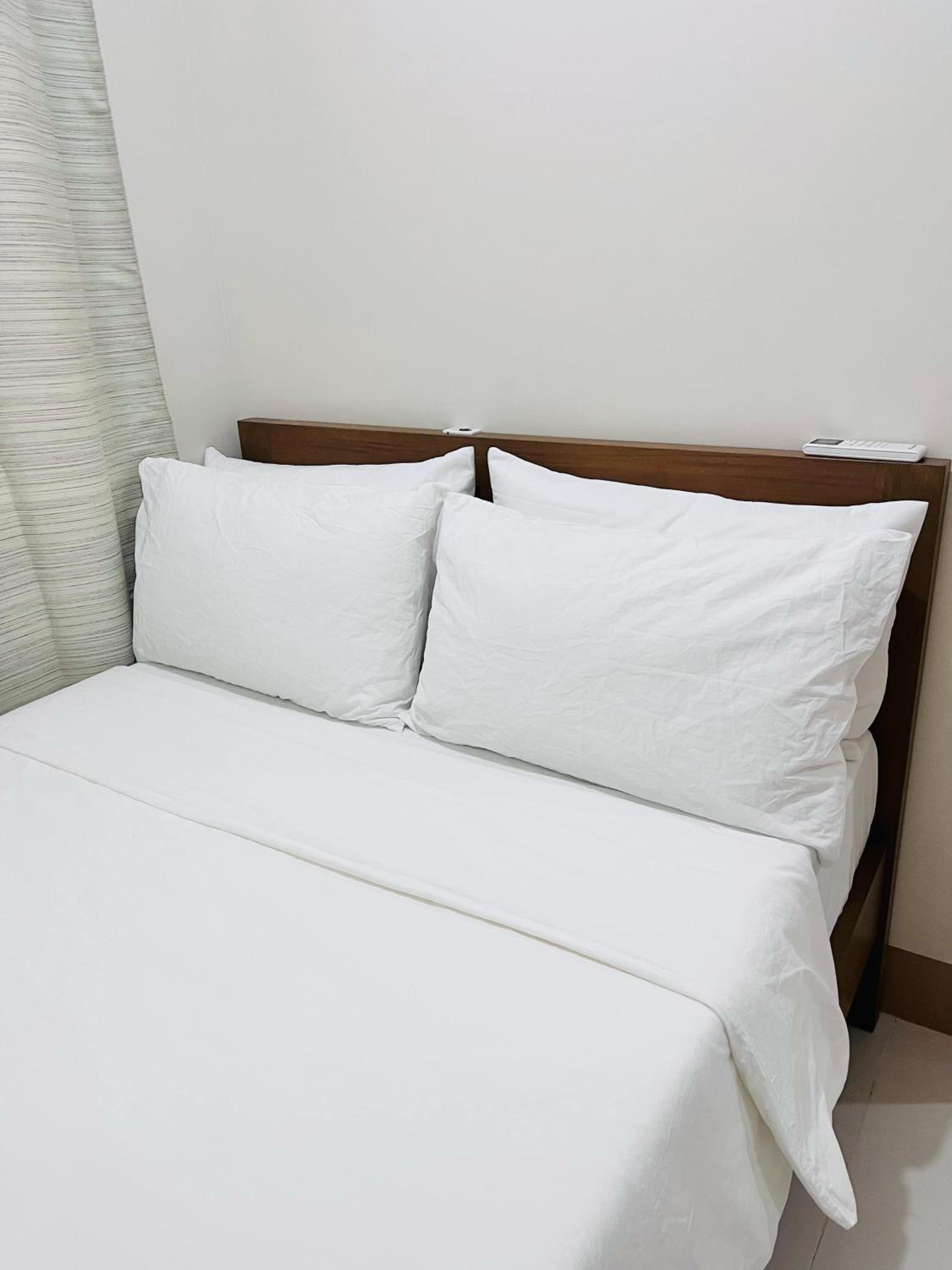 Modern City Escape Near MOA and Airport with Balcony and Fast WiFi view 4