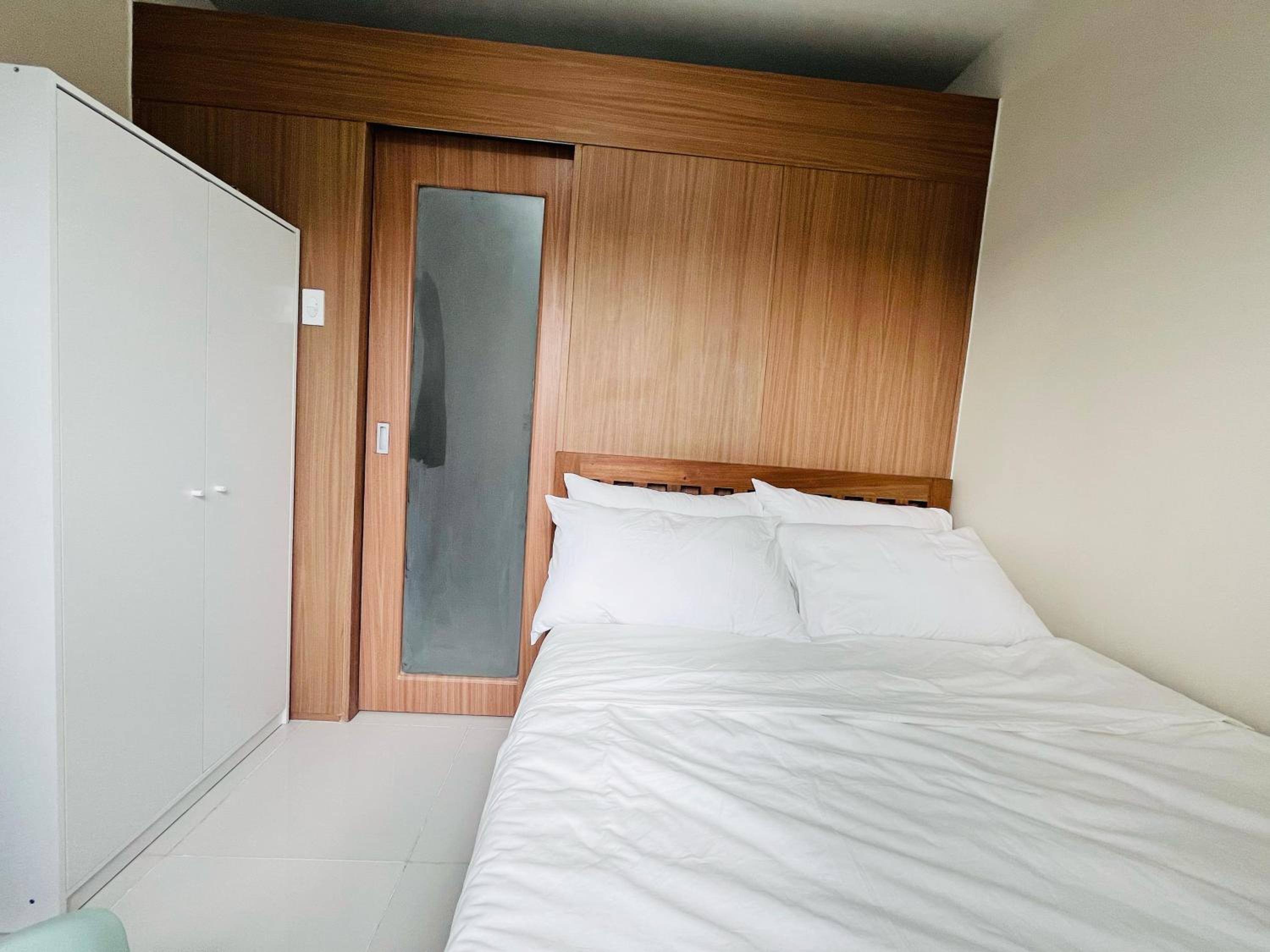 Modern City Escape Near MOA and Airport with Balcony and Fast WiFi view 3