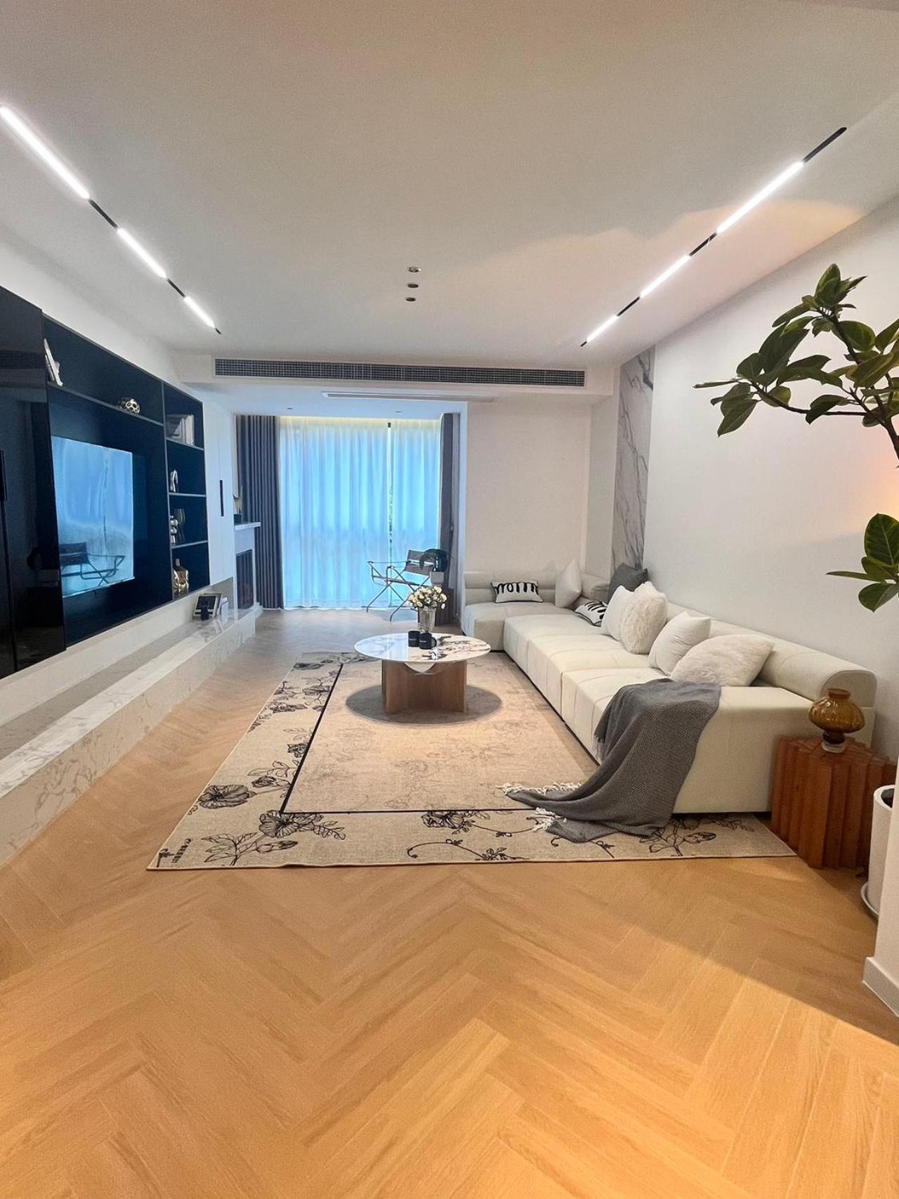 Eastern Hub - Bund Branch Designer Open Kitchen Super Large Sofa Deluxe Three Room