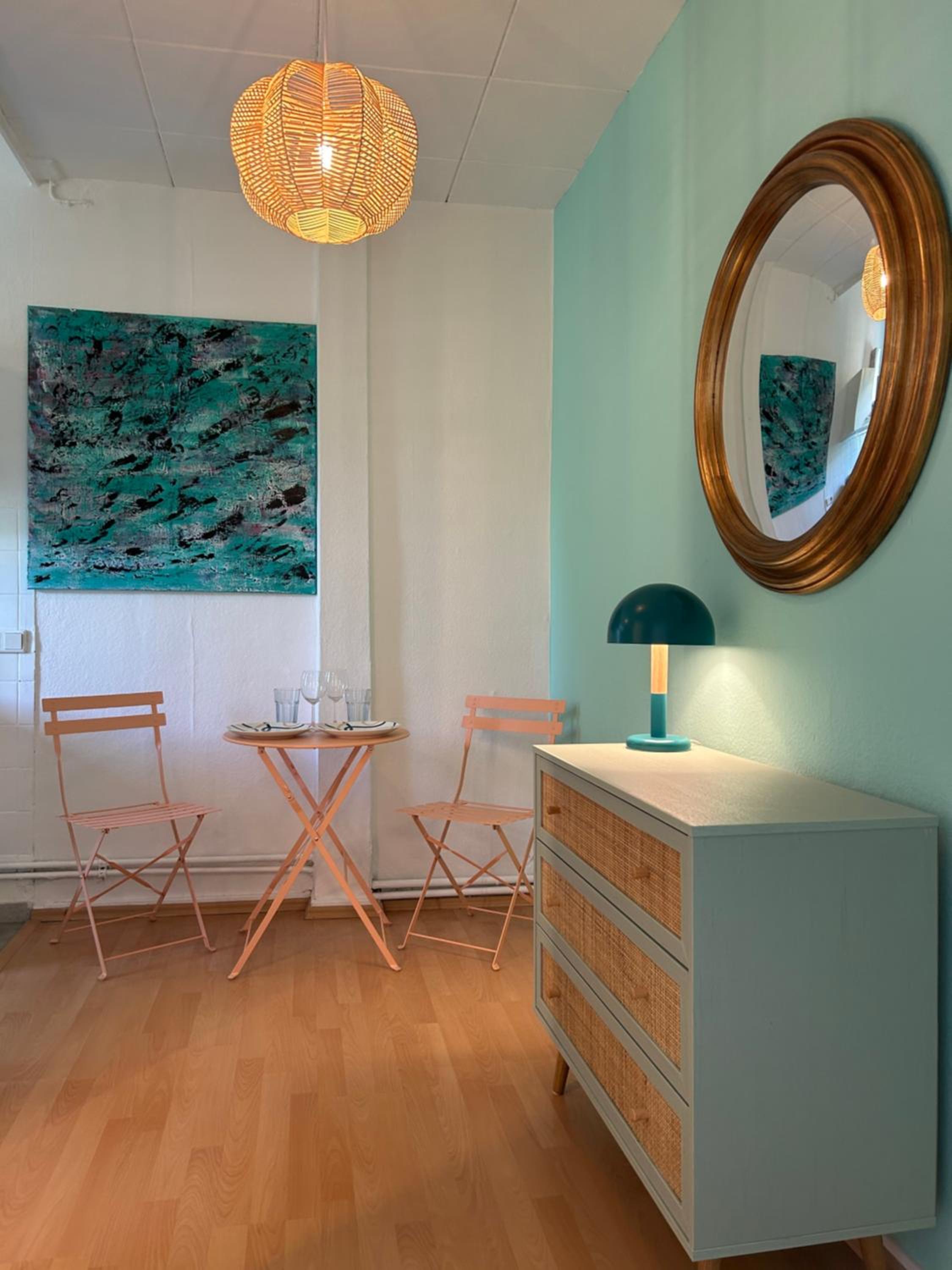 Geschmackvolle Design Wohnung - 15 min Airport & Parkplatz