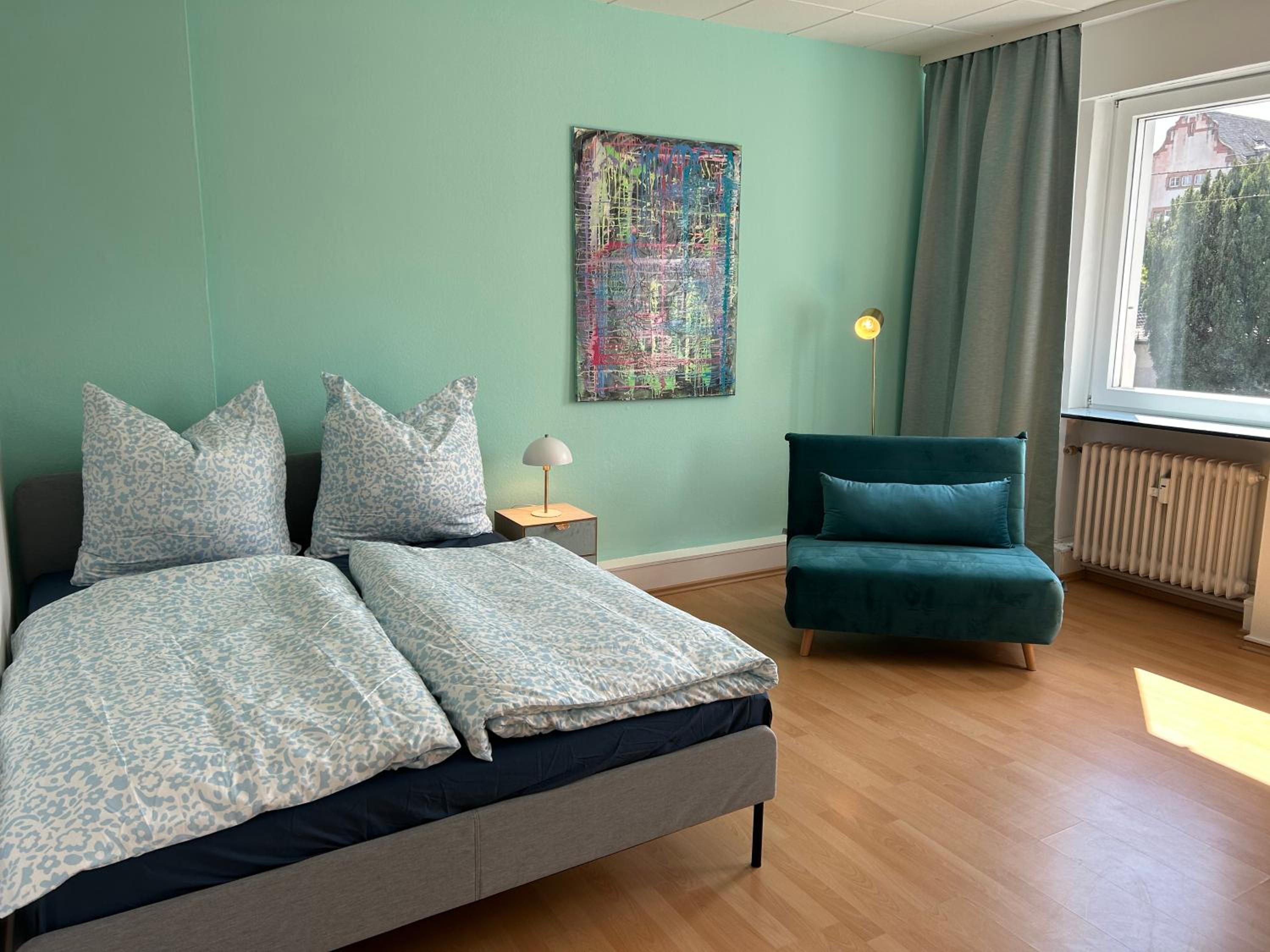 Geschmackvolle Design Wohnung - 15 min Airport & Parkplatz