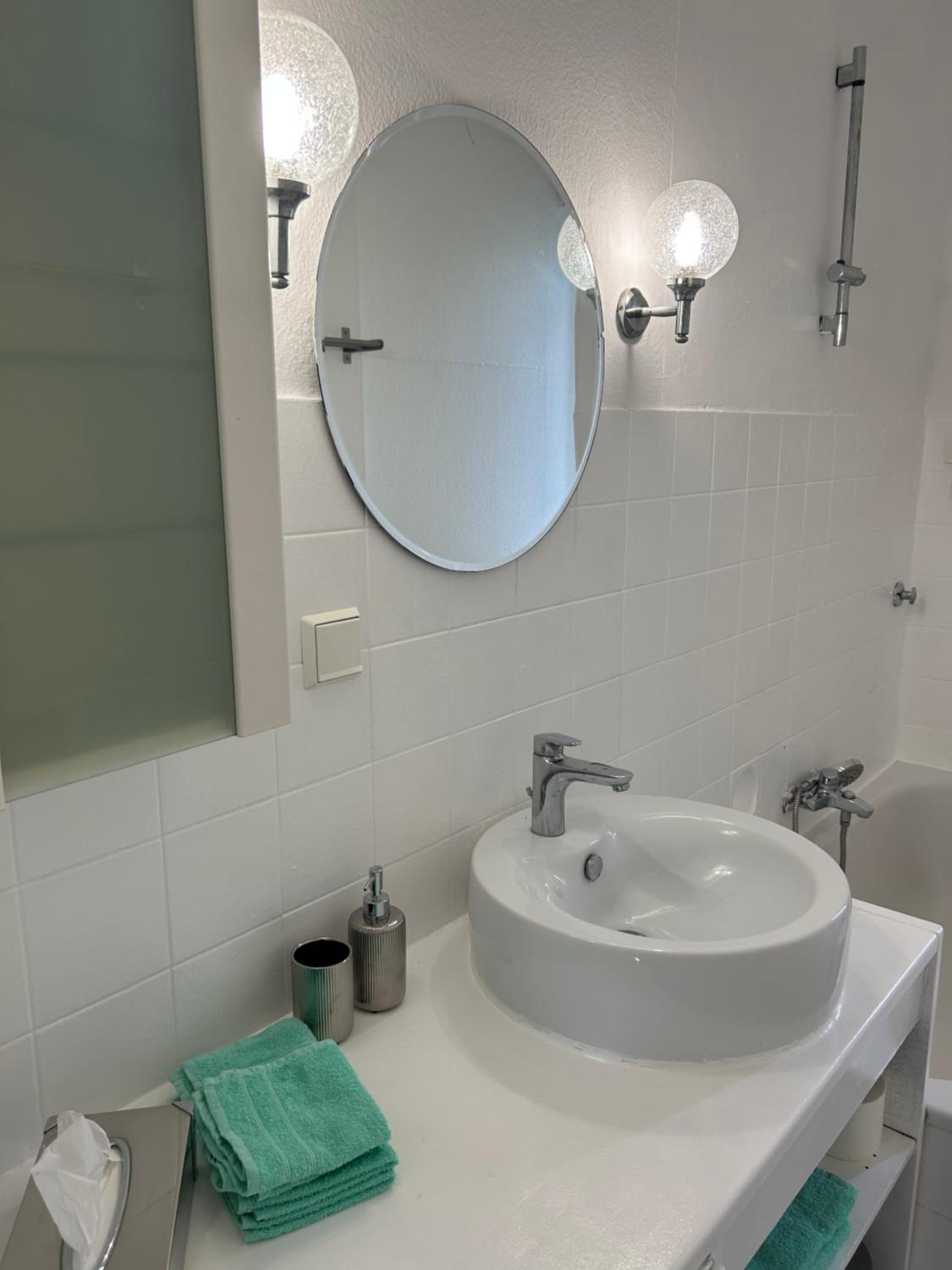Geschmackvolle Design Wohnung - 15 min Airport & Parkplatz
