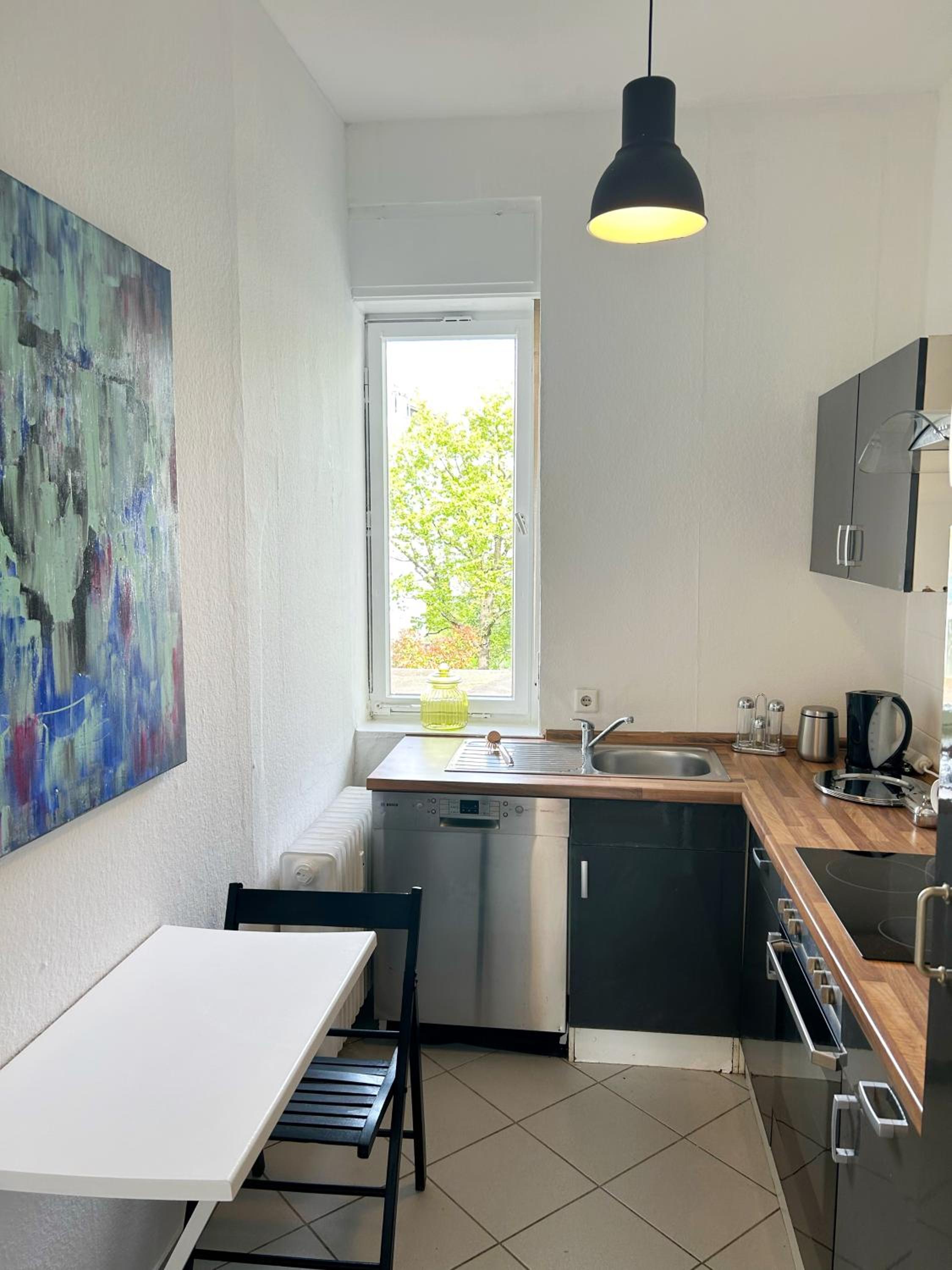Geschmackvolle Design Wohnung - 15 min Airport & Parkplatz