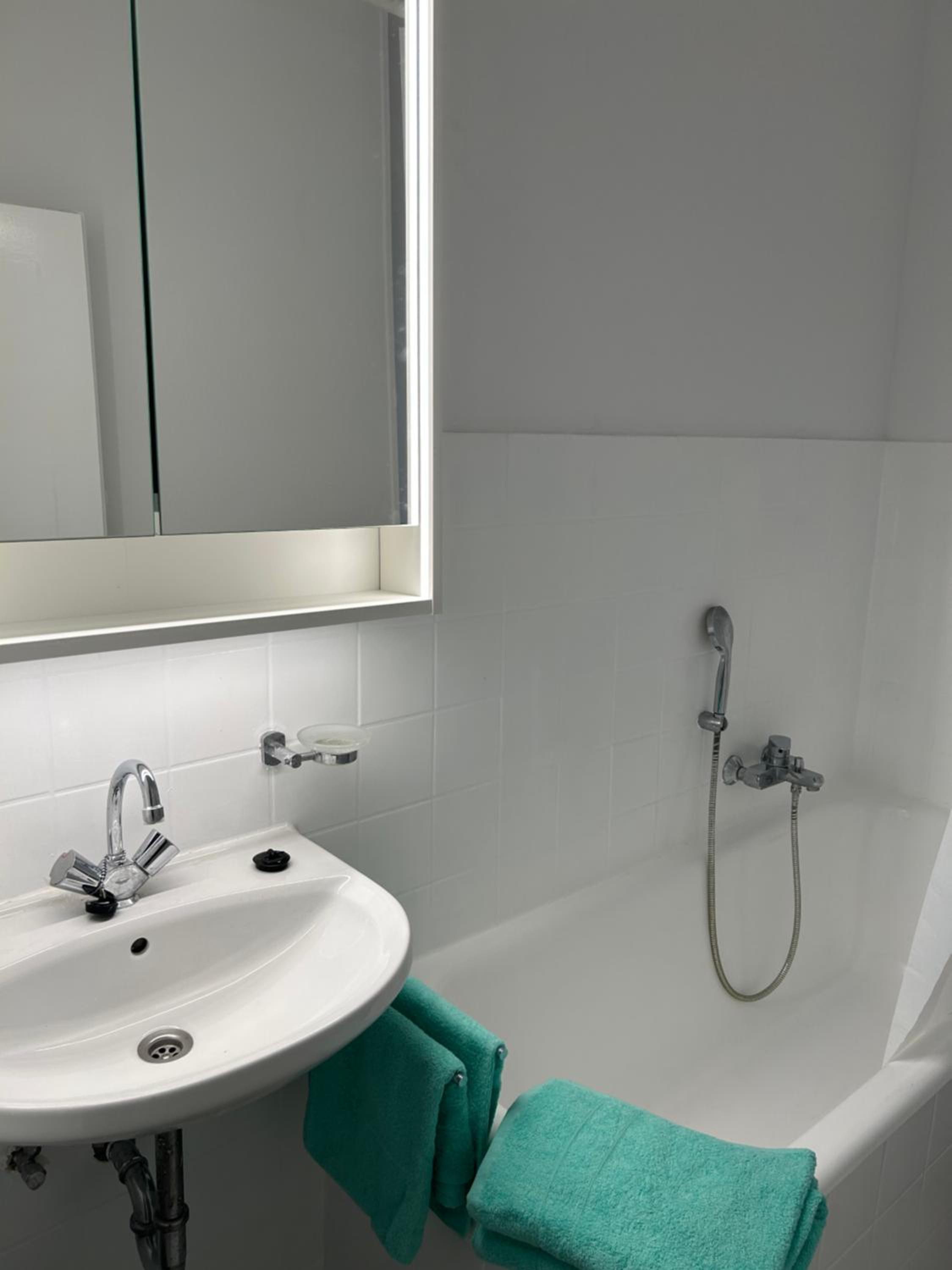 Geschmackvolle Design Wohnung - 15 min Airport & Parkplatz