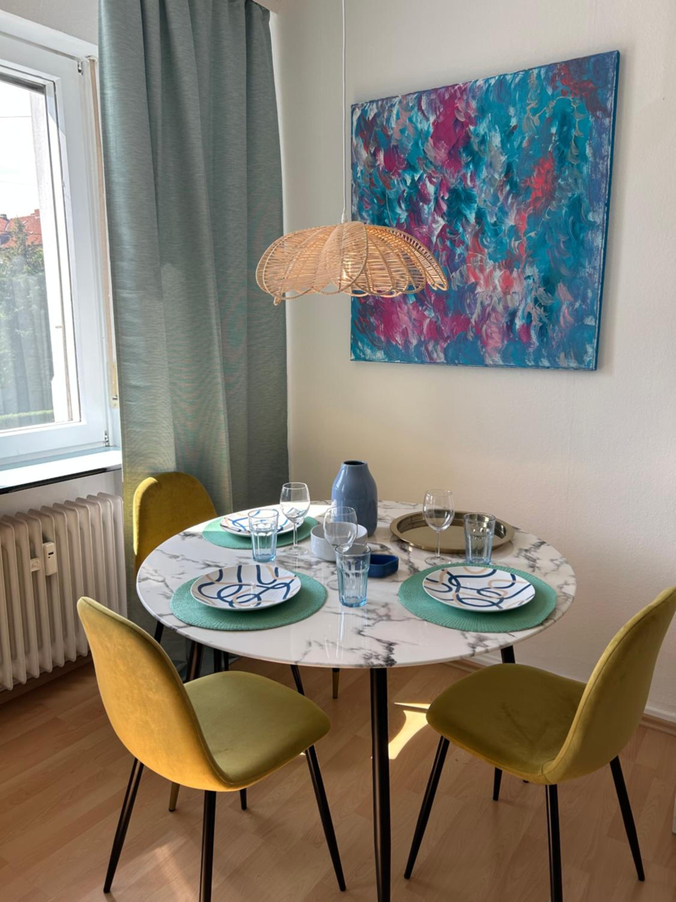 Geschmackvolle Design Wohnung - 15 min Airport & Parkplatz