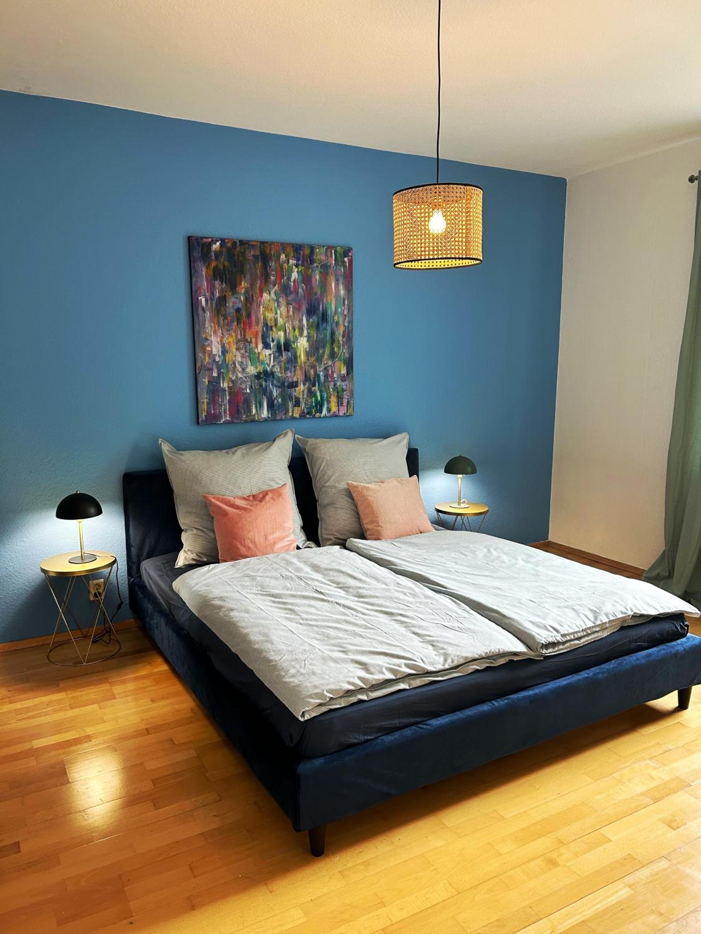Geschmackvolle Design Wohnung - 15 min Airport & Parkplatz