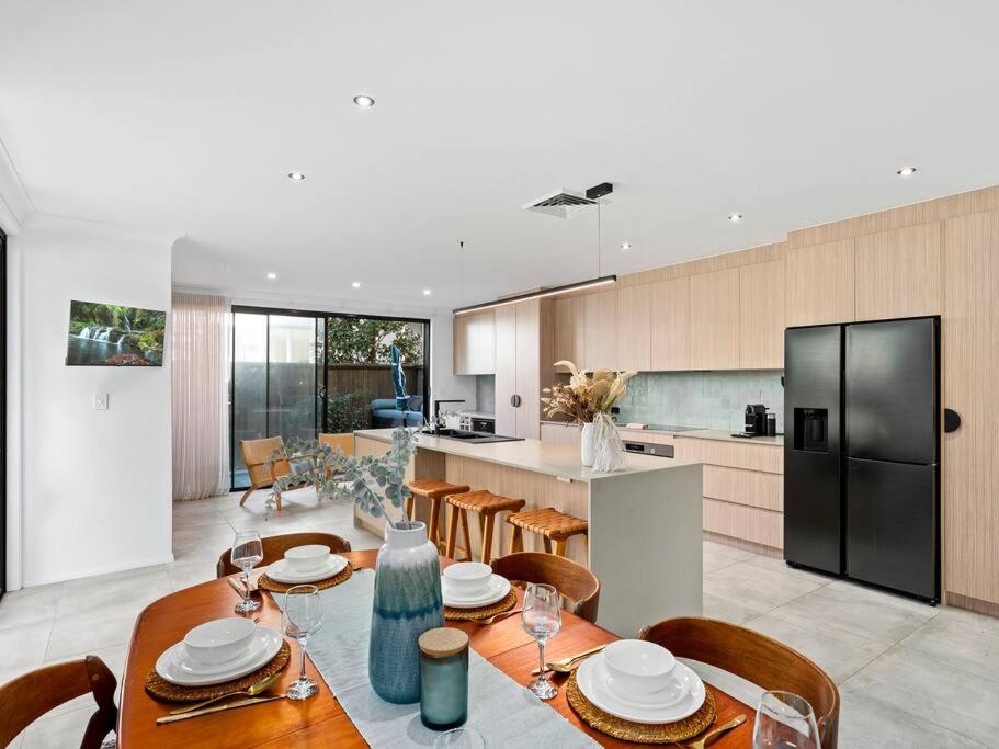 Beach Side Bliss Mermaid beach, 3bd - Heated Pool