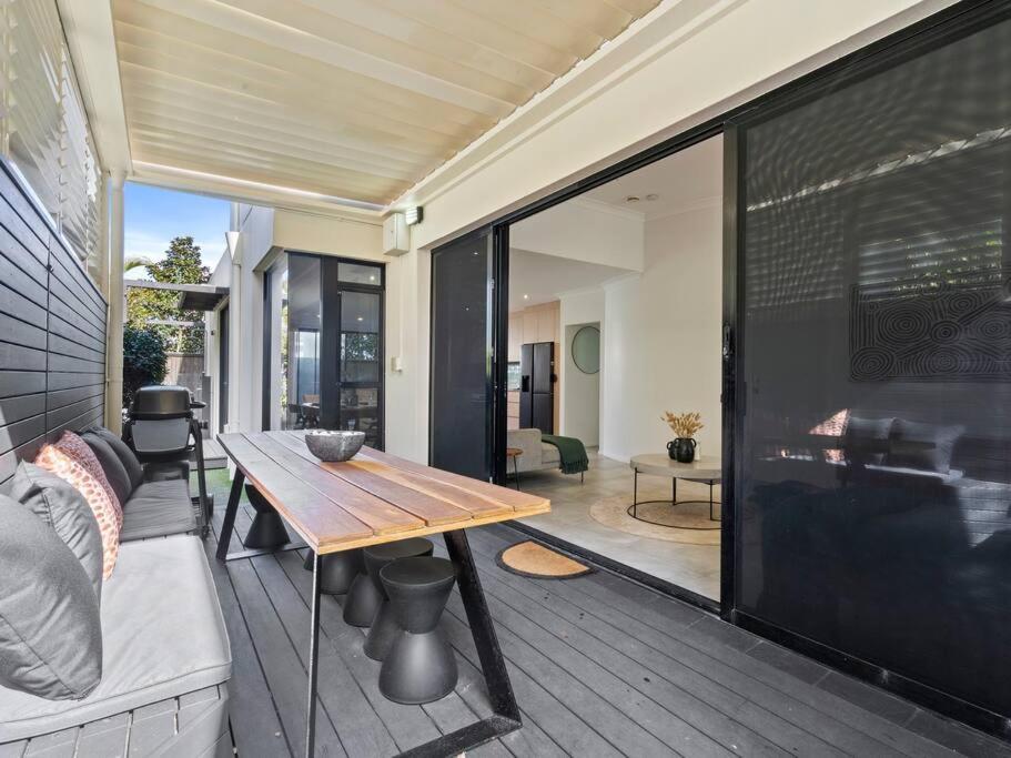 Beach Side Bliss Mermaid beach, 3bd - Heated Pool
