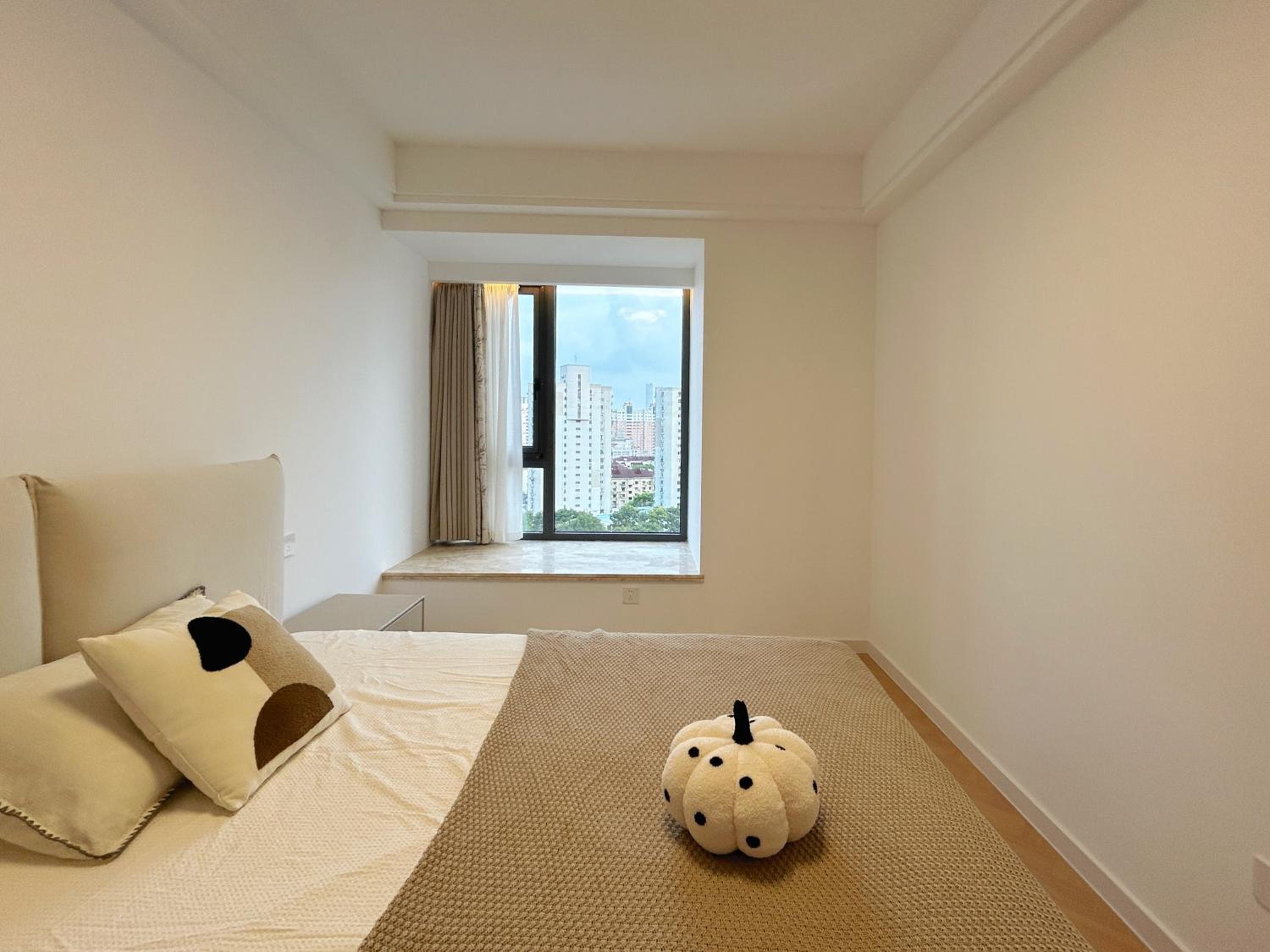 Eastern Hub - Bund Branch Quality Renovated Luxury 3Bedroom, Spacious Living Room Fully Equipped Haiyue Garden