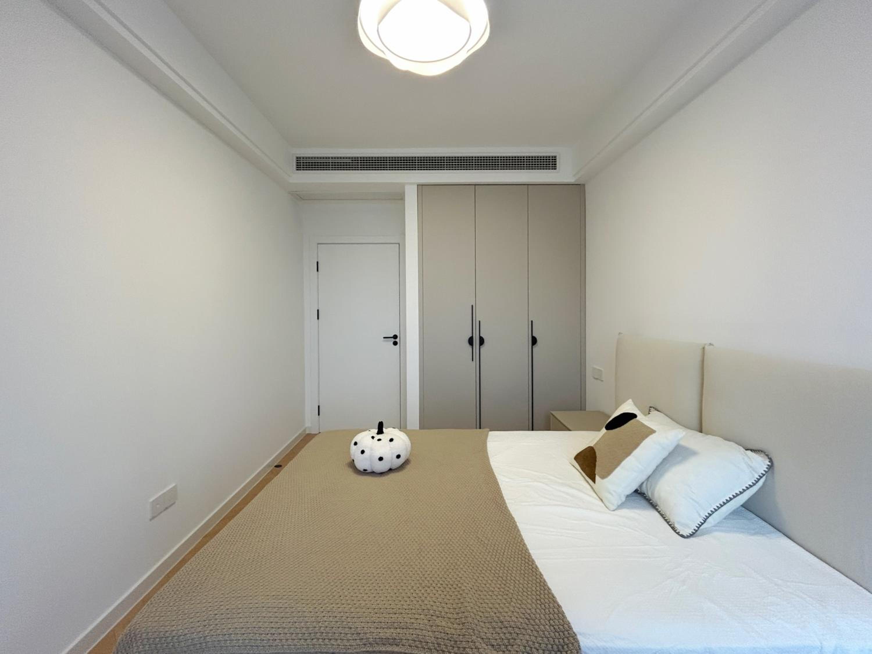 Eastern Hub - Bund Branch Quality Renovated Luxury 3Bedroom, Spacious Living Room Fully Equipped Haiyue Garden