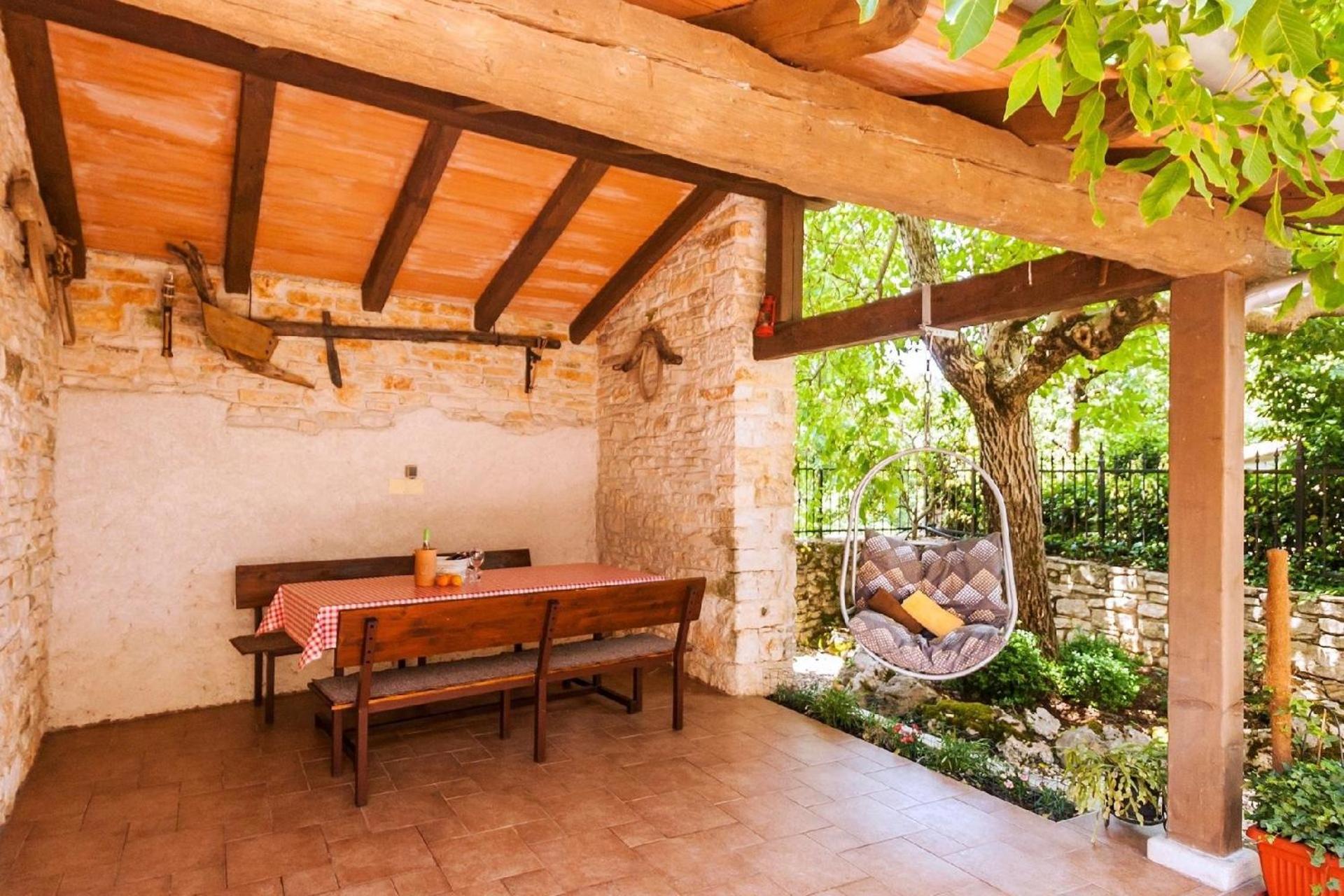 Wunderschönes Ferienhaus in Matijaši mit Großer Terrasse